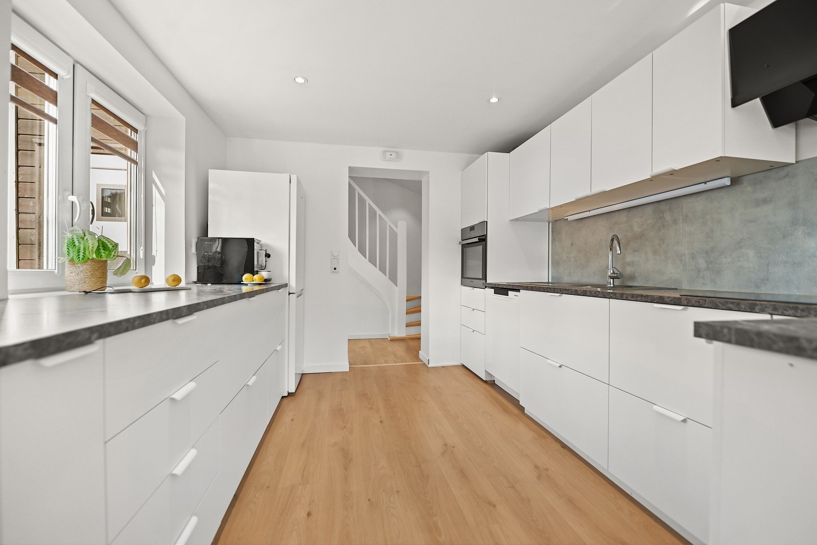 Godt med skap- og benkeplass. Galleribilde