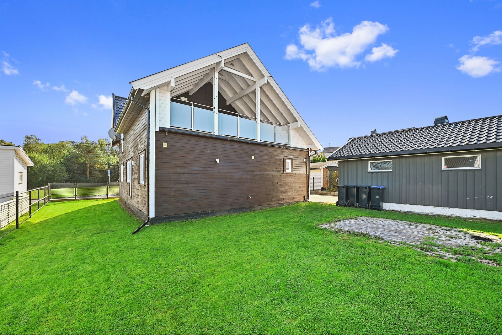 Huset er blant annet etterisolert og kledd om, og det er skiftet vinduer og ytterdører. Galleribilde