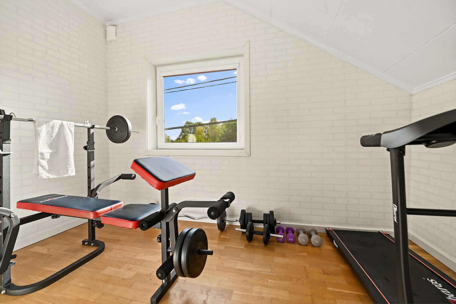 På innsiden av baderommet i 2. etasje er det et innredet treningsrom. Galleribilde