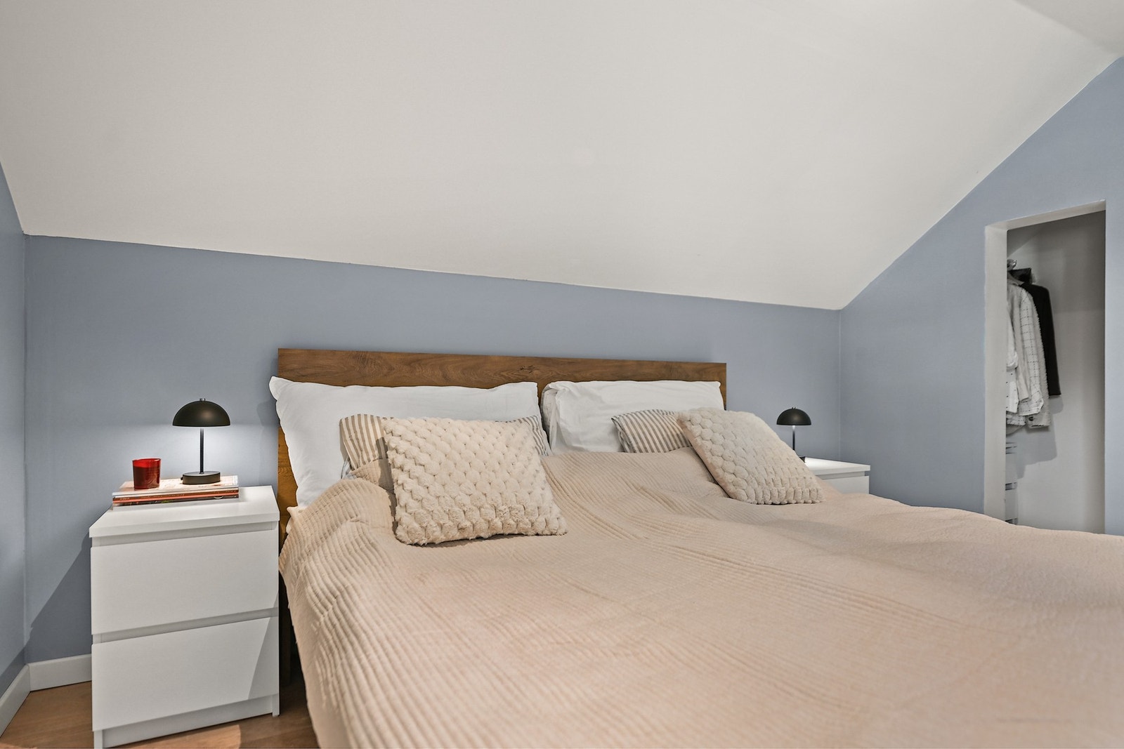 Nisje med garderobeplass. Galleribilde