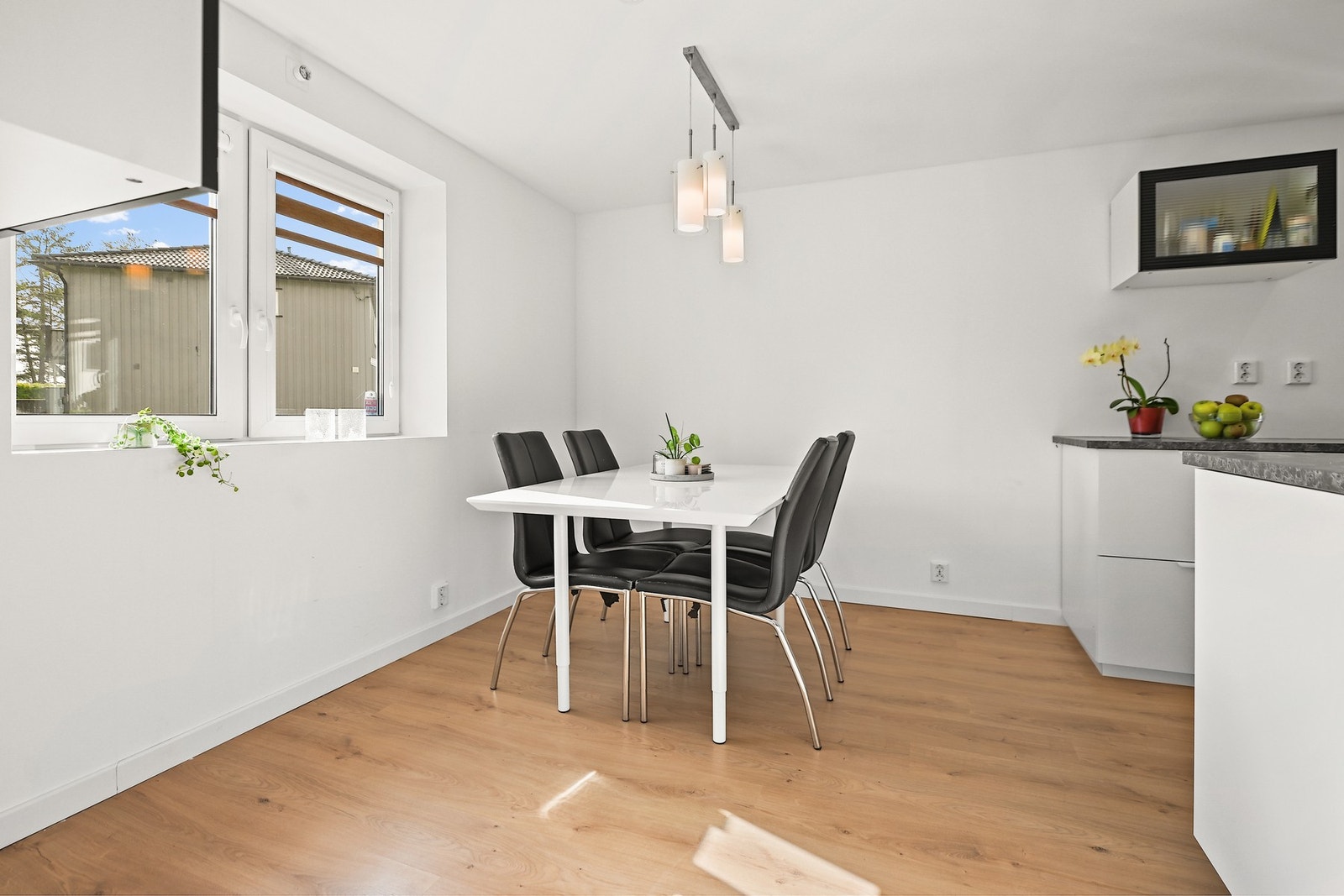 Spiseplass på kjøkken. Galleribilde