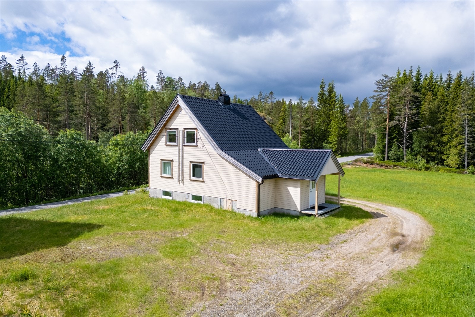 Fritidsbolig med nyere kledning og tak Galleribilde