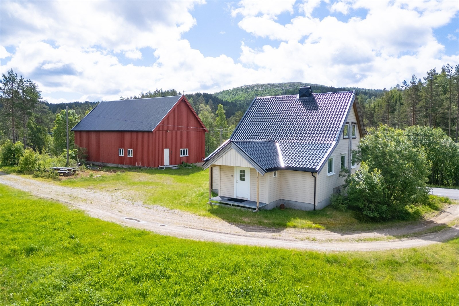 Bolig og uthus på totalt 300 m² Galleribilde