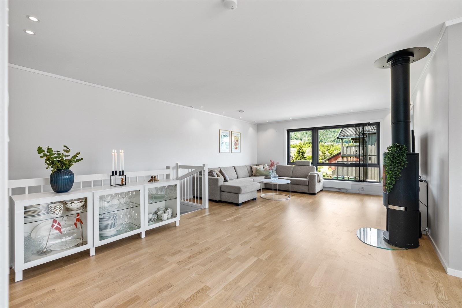 Stuen har god plass til sofakrok, spisegruppe og lesekrok. Galleribilde