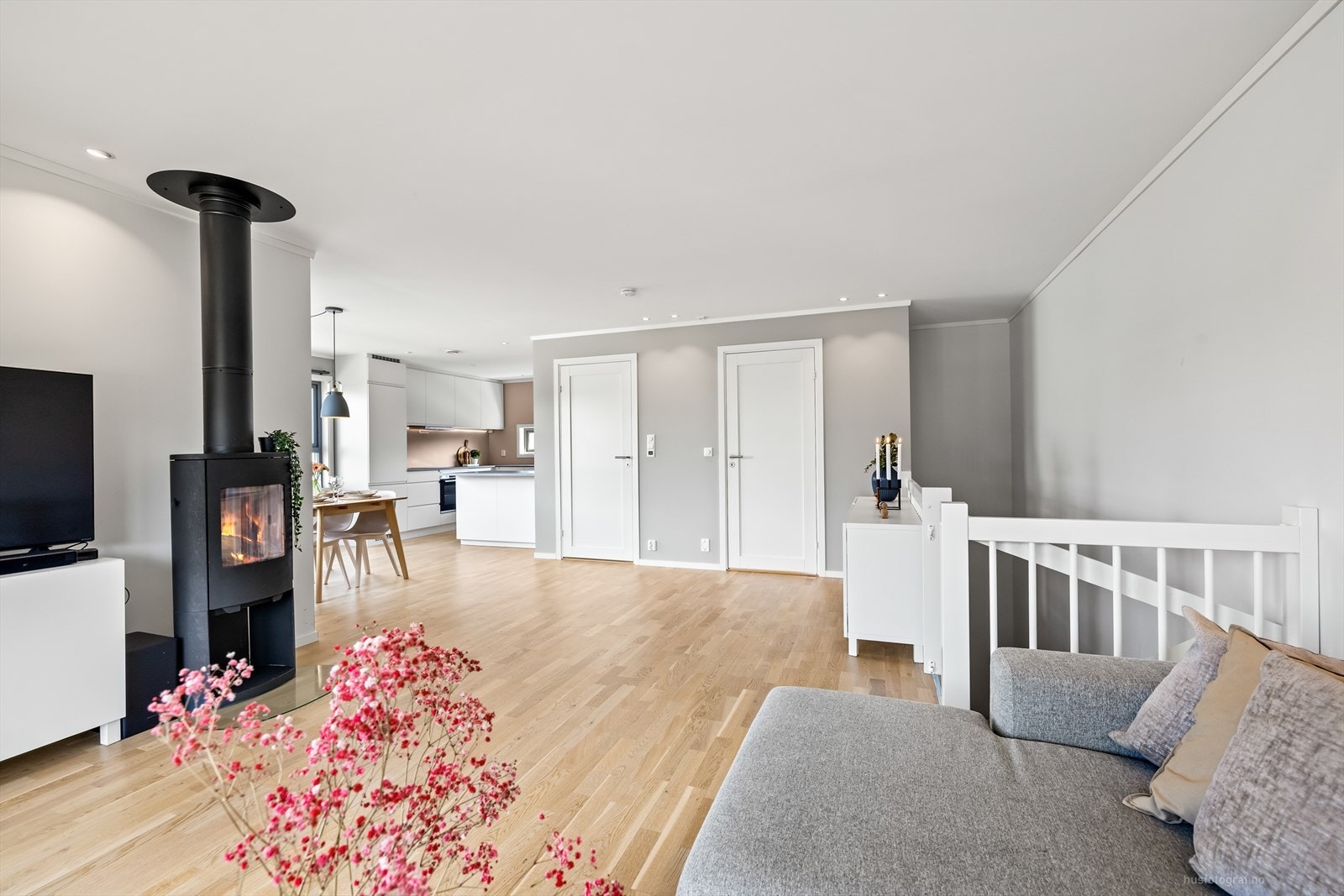 Veggene er malt i en stilren, moderne fargetone som harmonerer med en flott parkett på gulv. Galleribilde