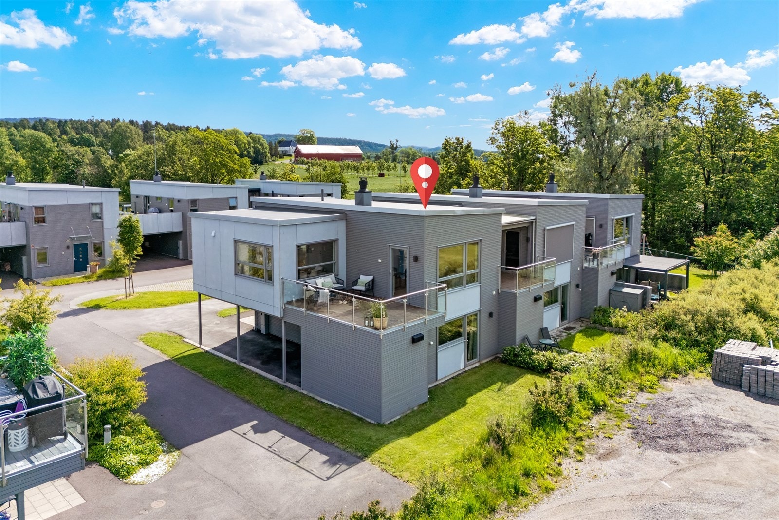 Sande har tog- og busstasjon. Her er det hyppige avganger videre mot Drammen og Oslo, og videre nedover Vestfold og Telemark. Galleribilde