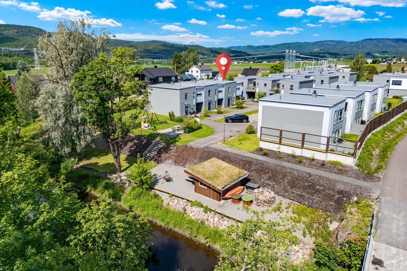 Det er i tillegg parkering i dobbel carport med lader, god plass til lagring i bod og terrasse med glassrekkverk og fin utsikt. Galleribilde