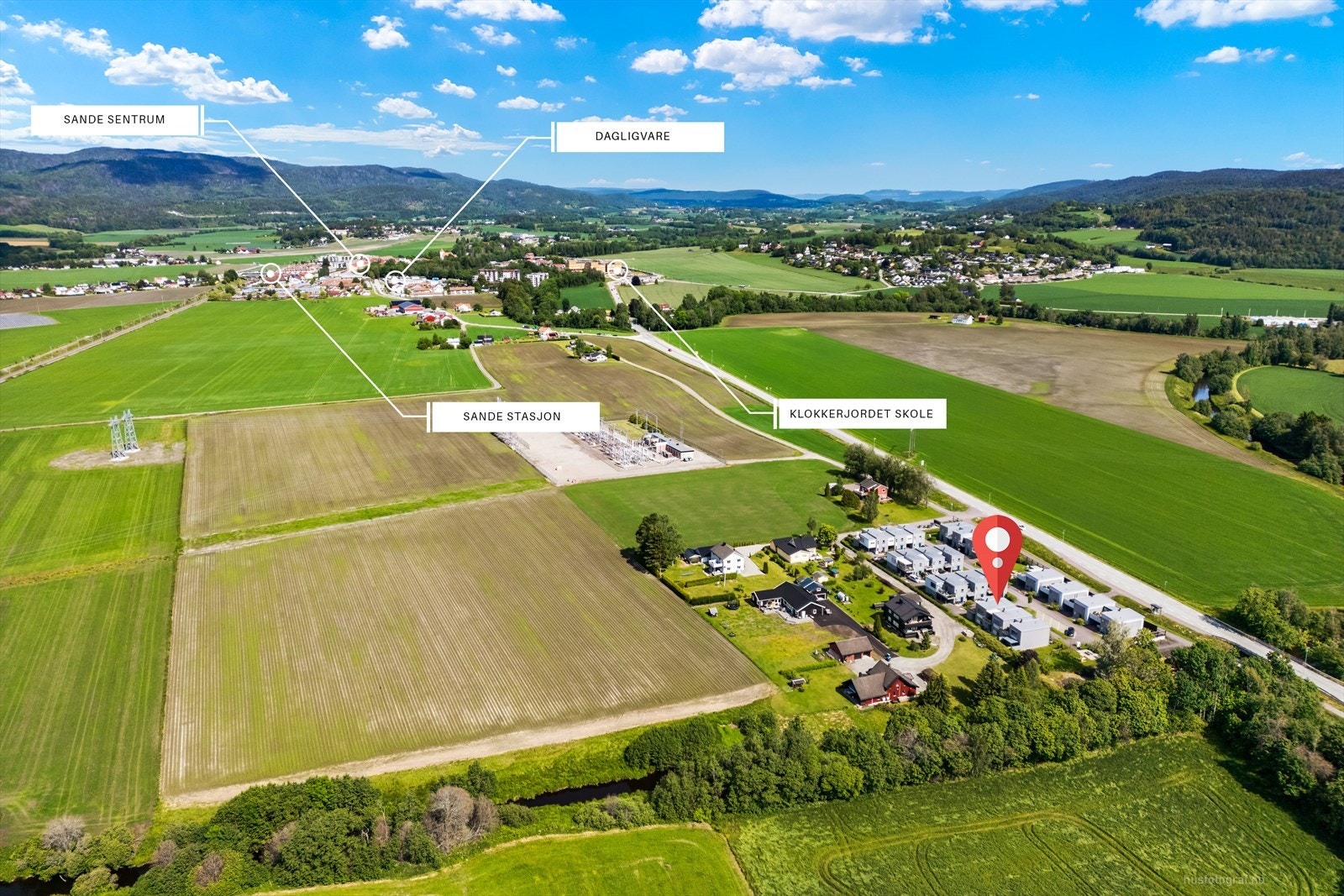 Breivollveien 84 har en attraktiv og sentral beliggenhet like ved Sande sentrum, med nærhet til alt sentrum har å tilby. Galleribilde