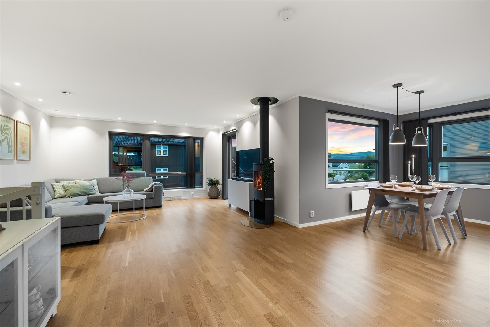 En moderne vedovn sørger for behagelig varme, og stuen har god plass til både sofa- og spisegruppe. Galleribilde