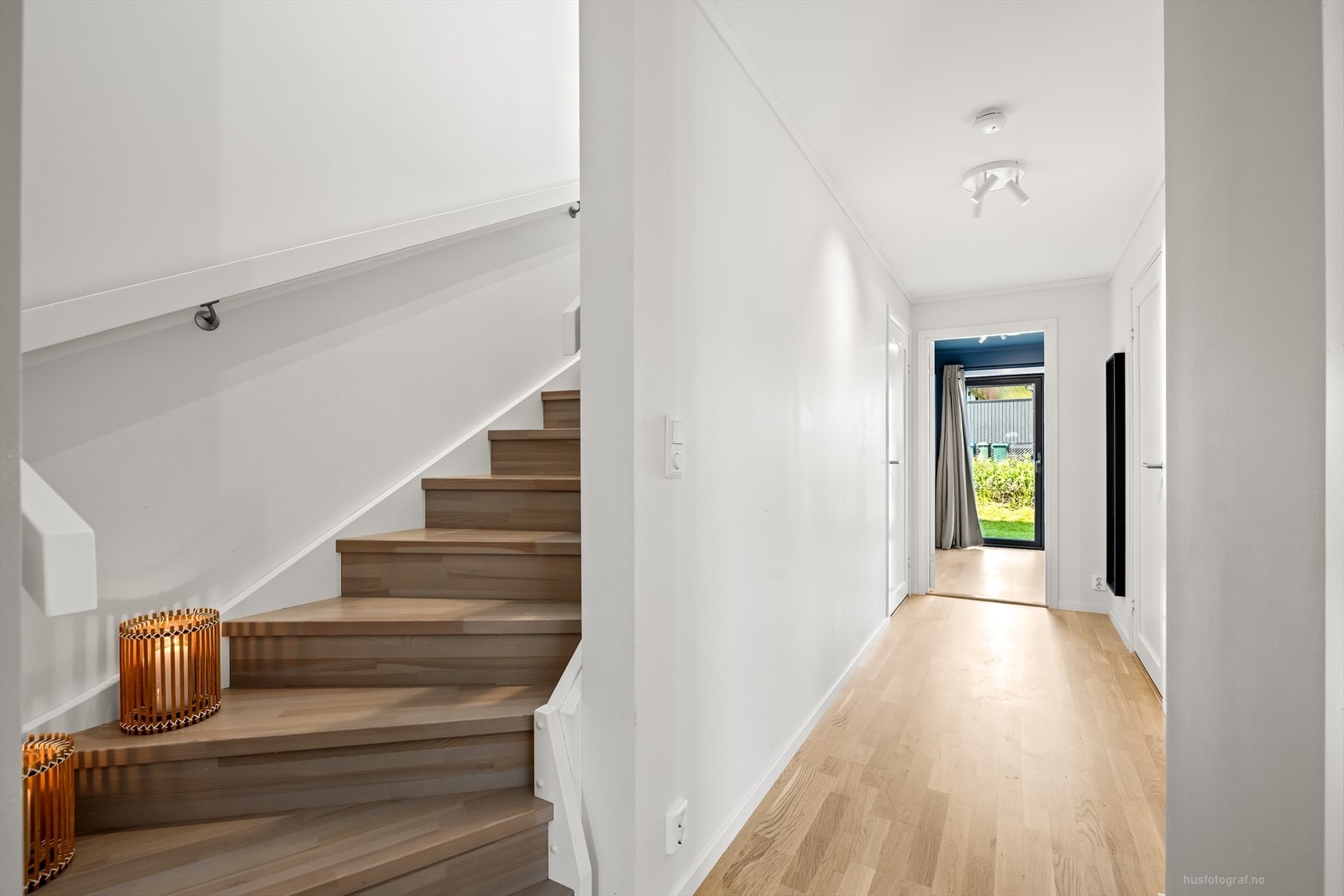 Trappen fører deg opp til hovedetasjen med stuen og kjøkkenet. Galleribilde