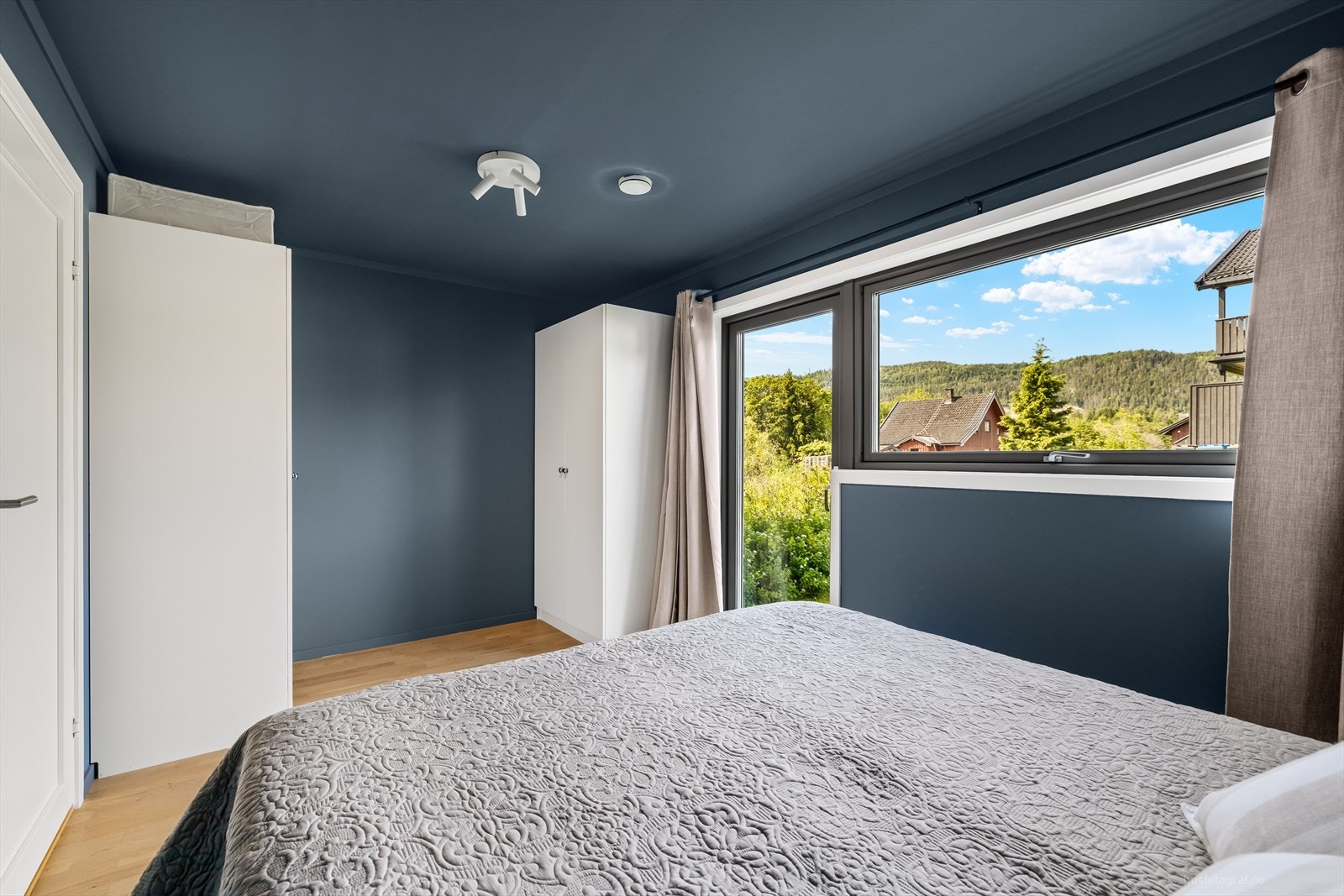 Rommet har store vinduer og utgang til hagen, som tilfører godt med lys og luft. Galleribilde