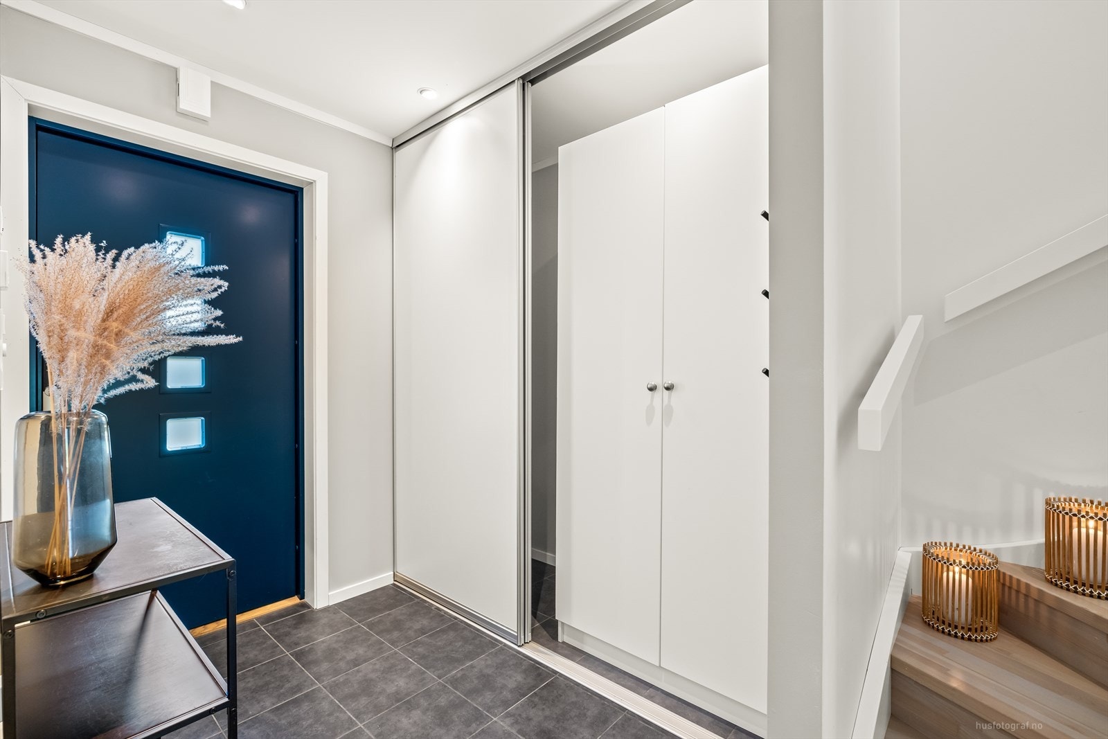 Det er god plass til oppheng for yttertøy og til å sette ifra seg sko, i skyvedørsgarderobe noe som gjør det enkelt å holde orden i inngangspartiet. Galleribilde