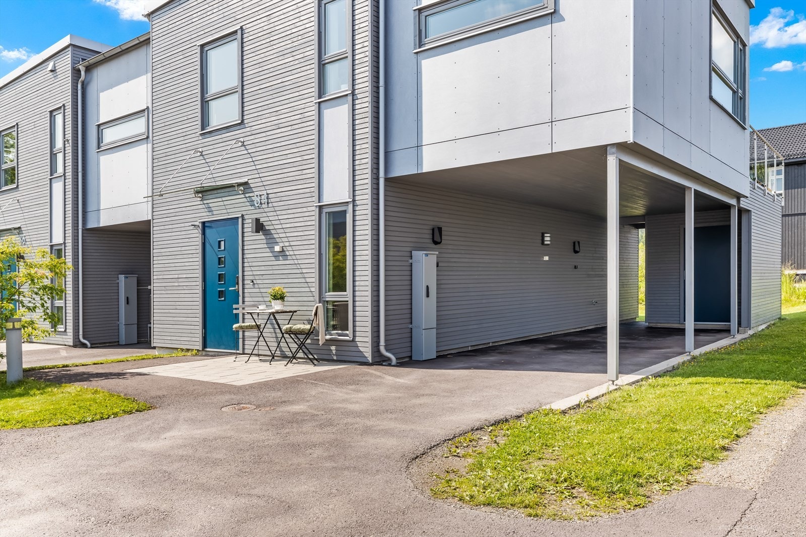 Parkering i egen carport. Det er installert to elbil ladere. Galleribilde