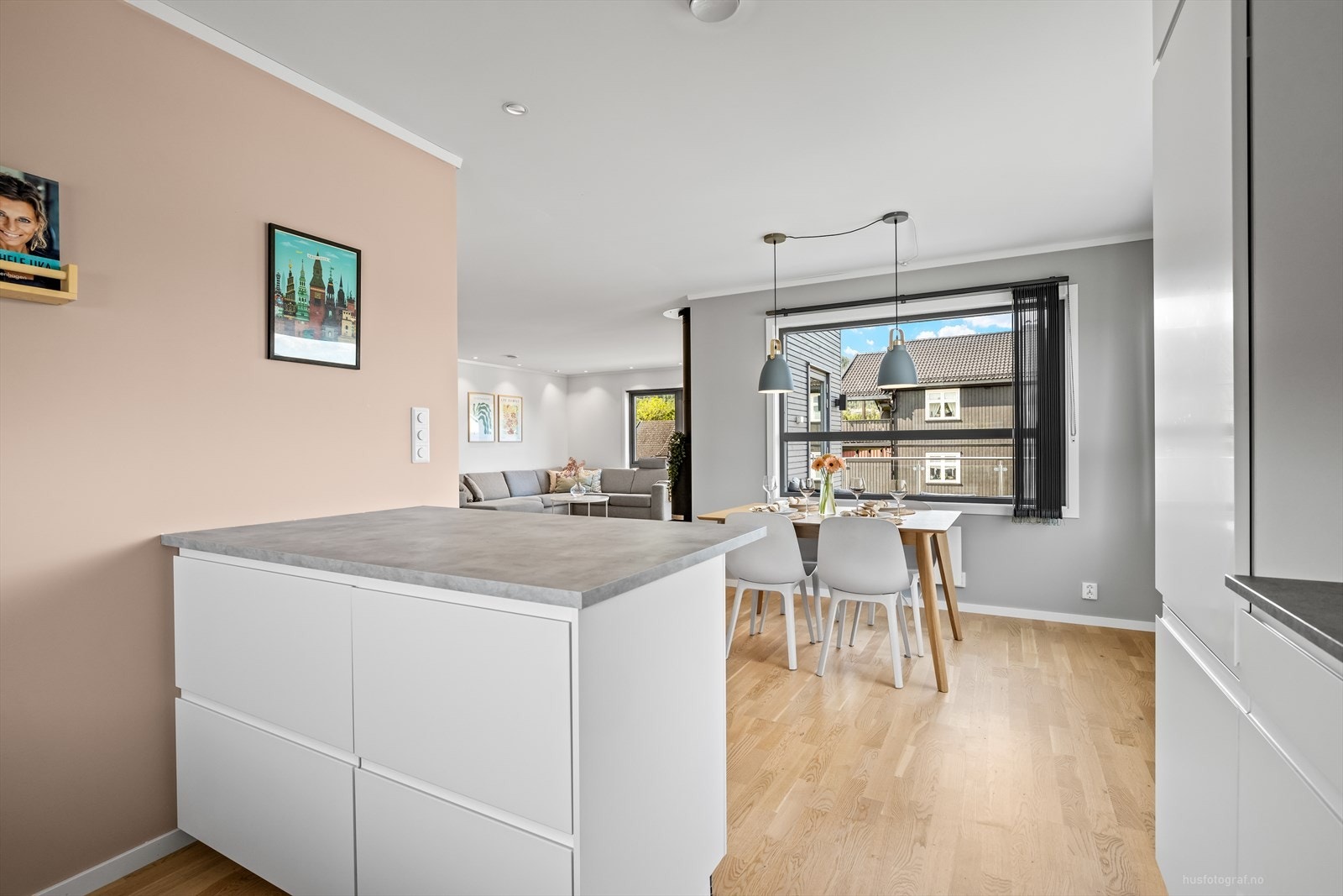 Moderne og tidløs kjøkkeninnredning med hvite fronter og benkeplate av laminat. Galleribilde