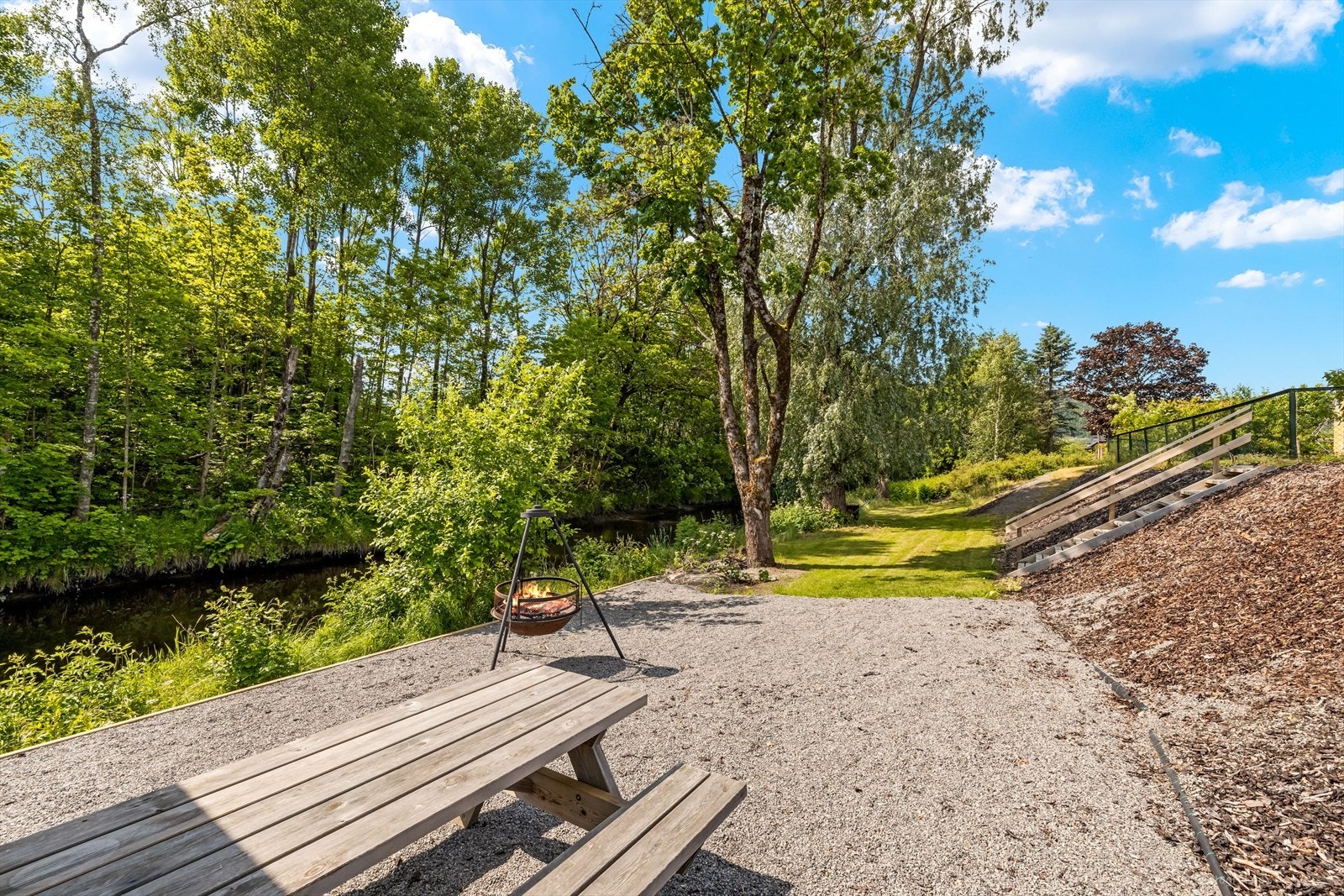 Fellesarealer er pent opparbeidet med felles hage-/uteareal, lekeplass, gangstier, felles bod, og asfaltert gårdsplass. Galleribilde