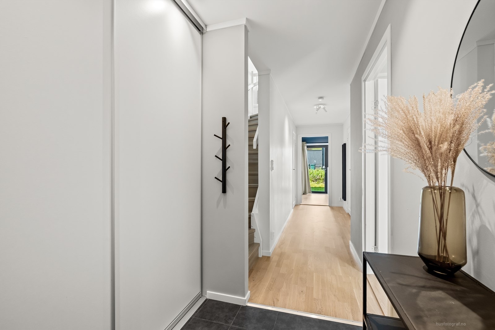Velkommen inn til en lys og romslig flislagt entré. Galleribilde