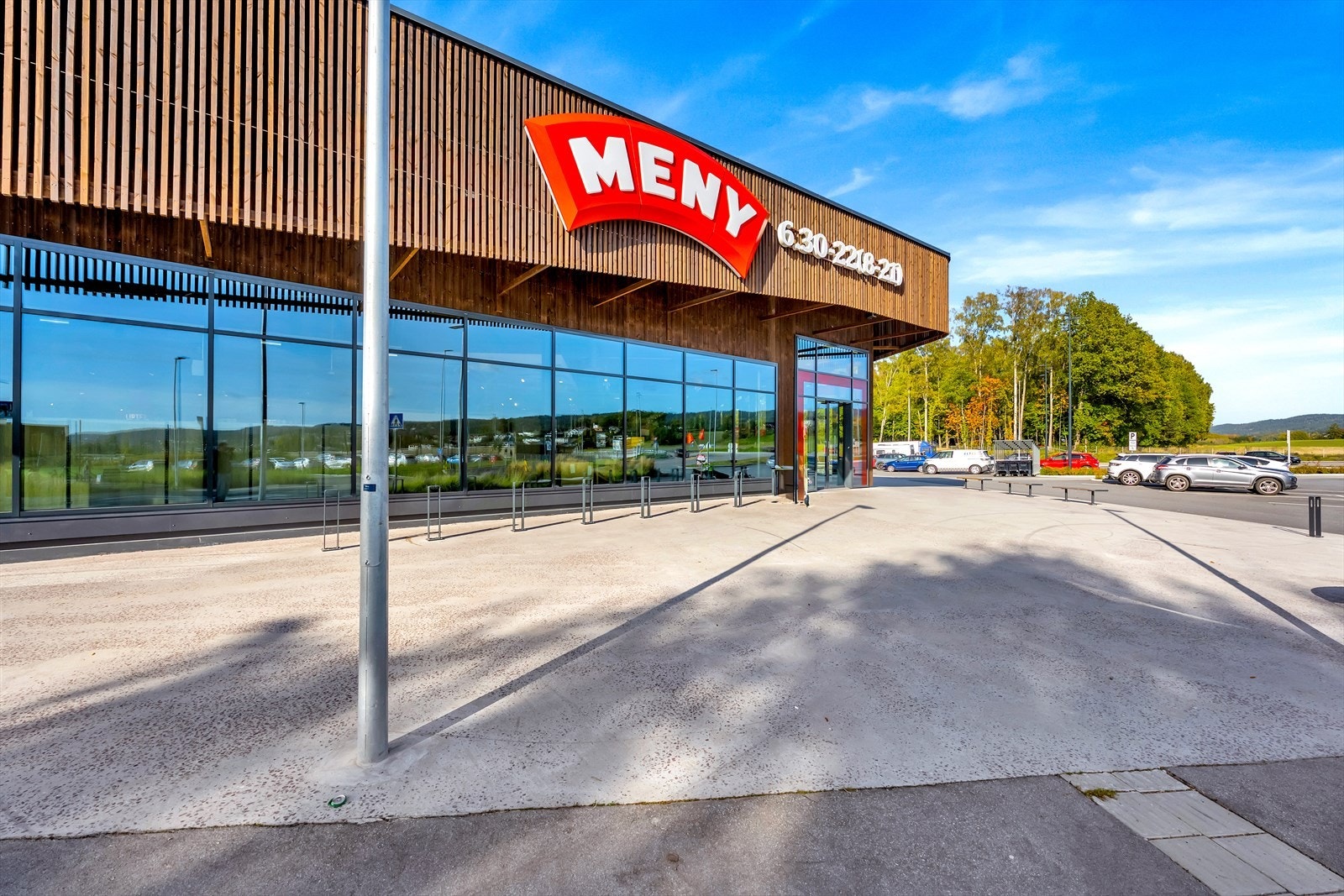Meny matbutikk i nærområdet. Galleribilde