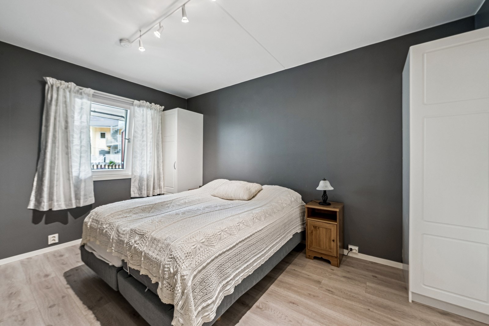 Soverom 1 - God plass til dobbeltseng og garderobeskap. Galleribilde