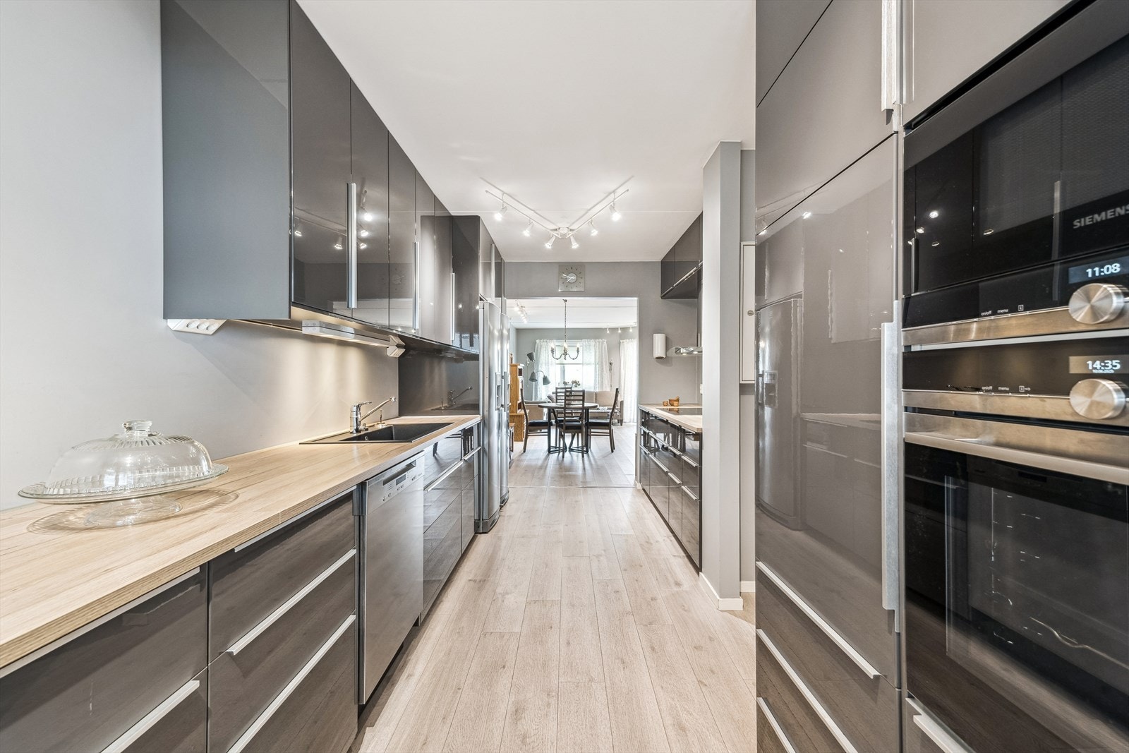 Pent og moderne kjøkken fra IKEA med integrerte hvitevarer (2016). Galleribilde