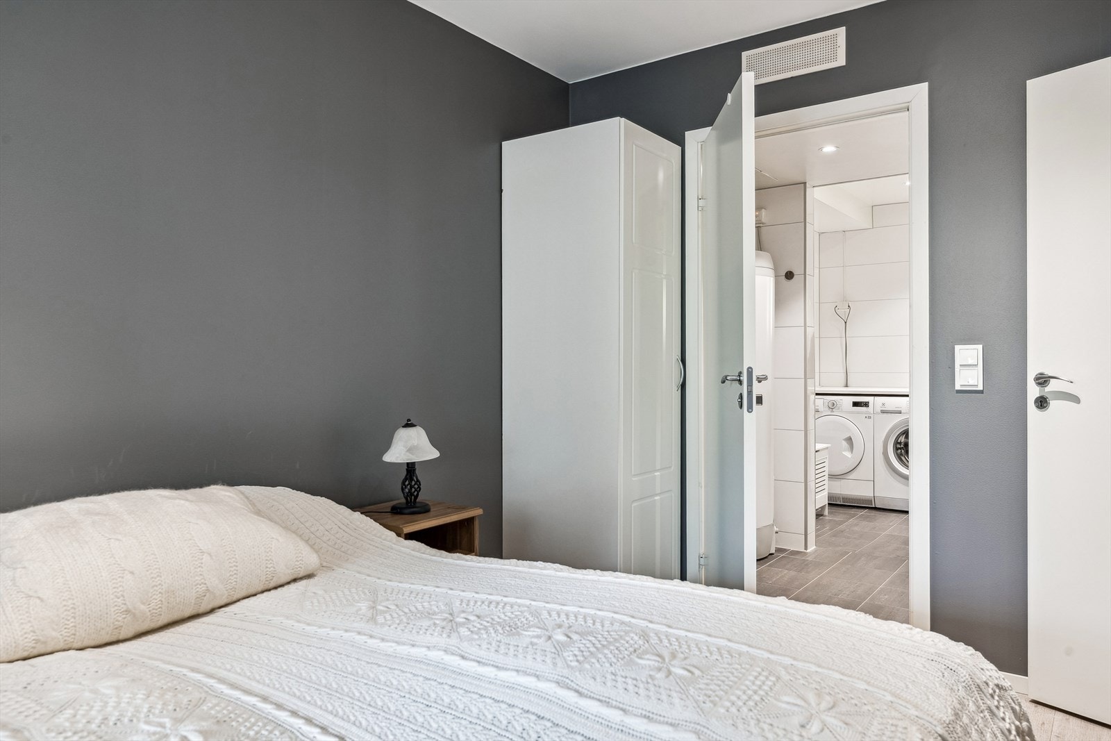 Soverom 1 - Direkte adgang til bad fra soverom. Galleribilde