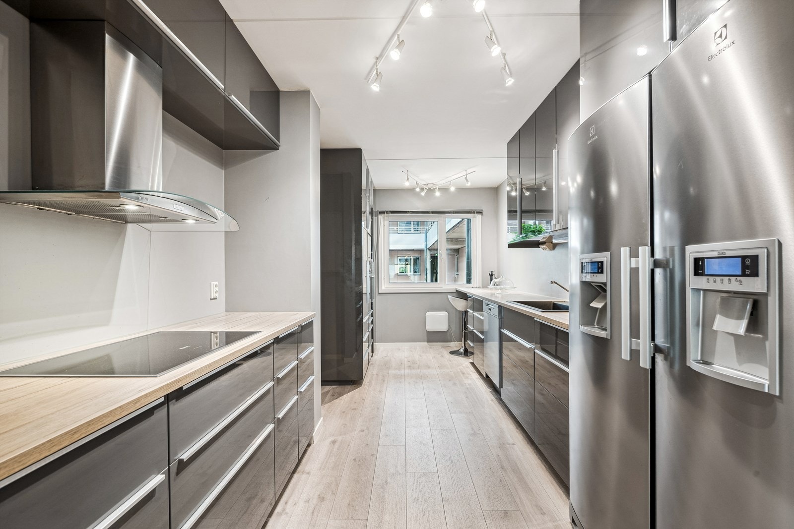 Kjøkkenet er romslig med mye oppbevaringsplass. Galleribilde