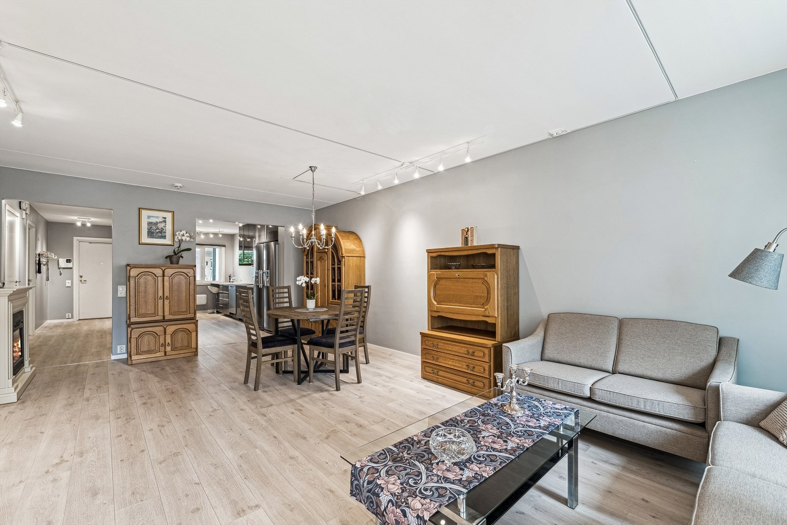 Delvis åpen løsning mellom kjøkken og stue. Galleribilde