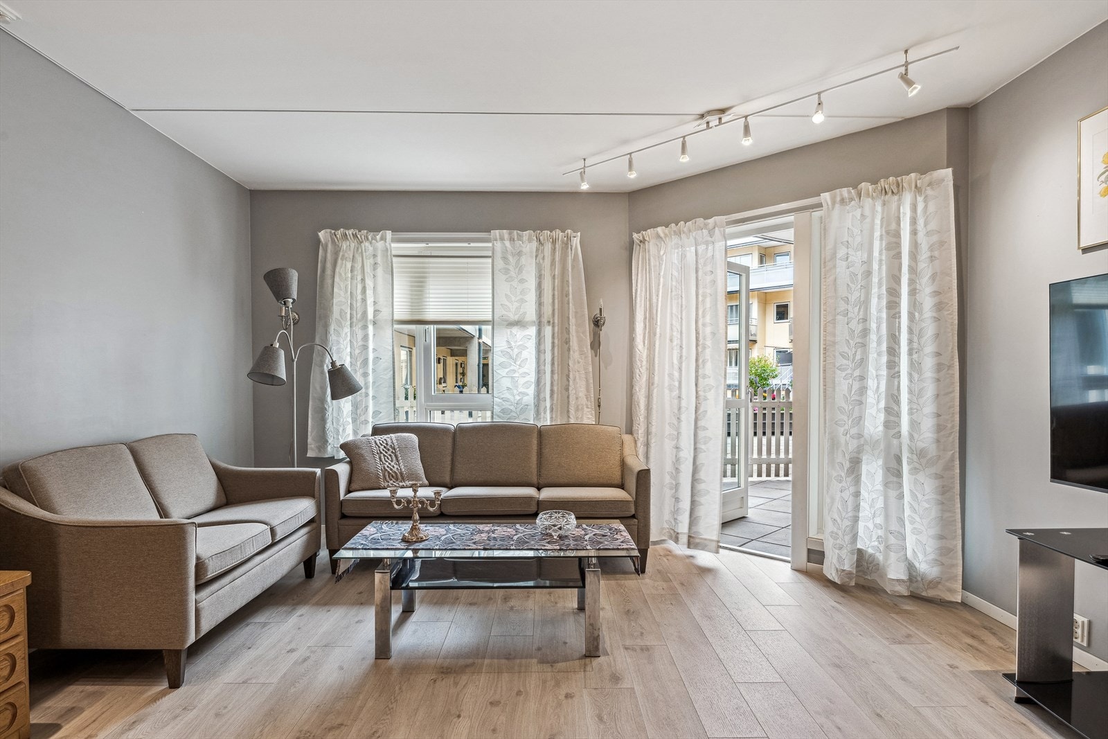 Lys og stor stue med gode møbleringsmuligheter. Galleribilde