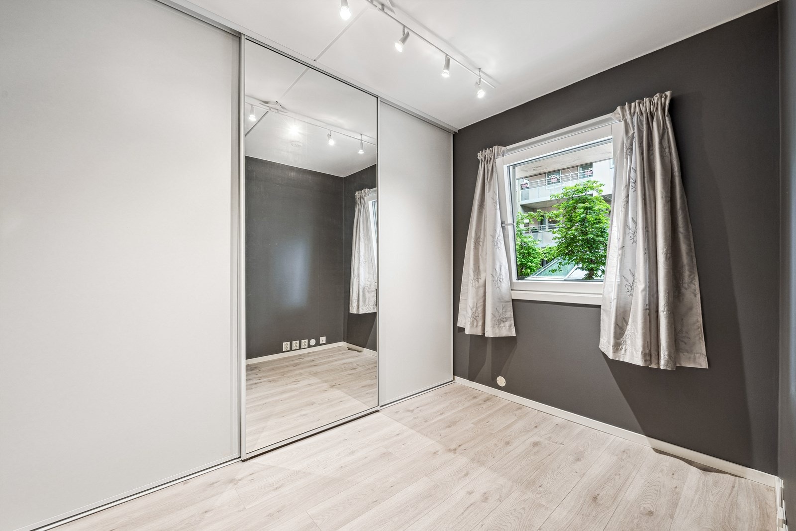 Soverom 2 - Romslig soverom med stor skyvedørs garderobe. Galleribilde