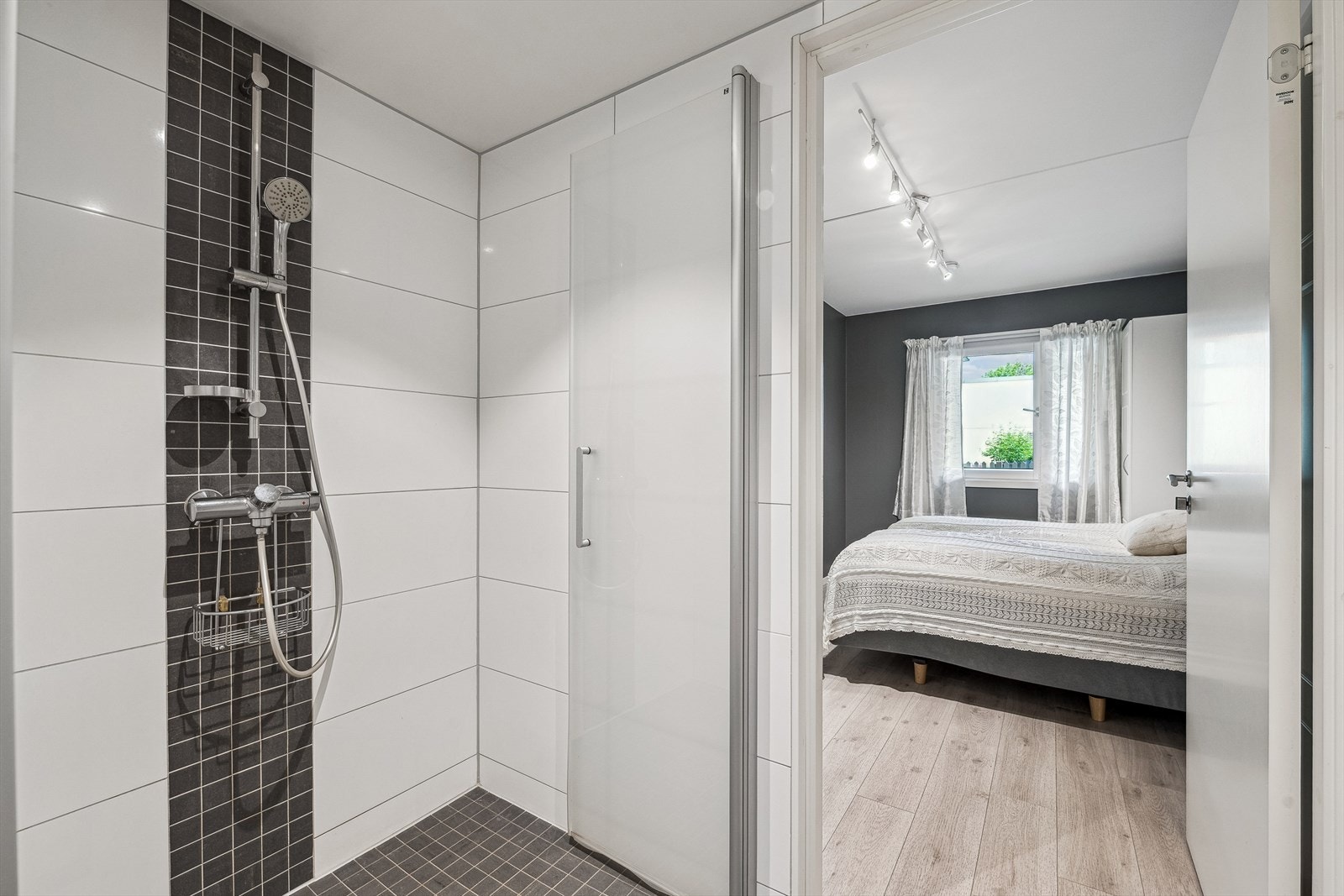 Pent baderom med egen dusjnisje. Galleribilde