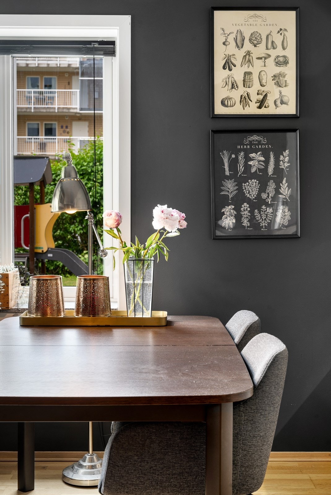 Her er det god plass til spisebord med tilhørende stoler - enten du foretrekker en intim frokostplass eller et større bord til middagsselskap. Et perfekt rom for både hverdagsliv og sosiale sammenkomster. Galleribilde