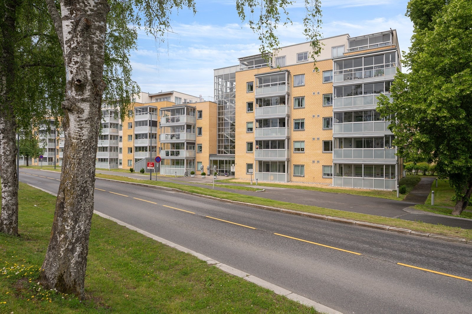 Fra leiligheten har du kort vei til alt Sørumsand har å by på - butikker, kafe, skoler, barnehager, kollektivtransport og flotte turområder. Dette er med andre ord en sjelden mulighet for deg som ønsker en moderne og lettstelt bolig. Galleribilde