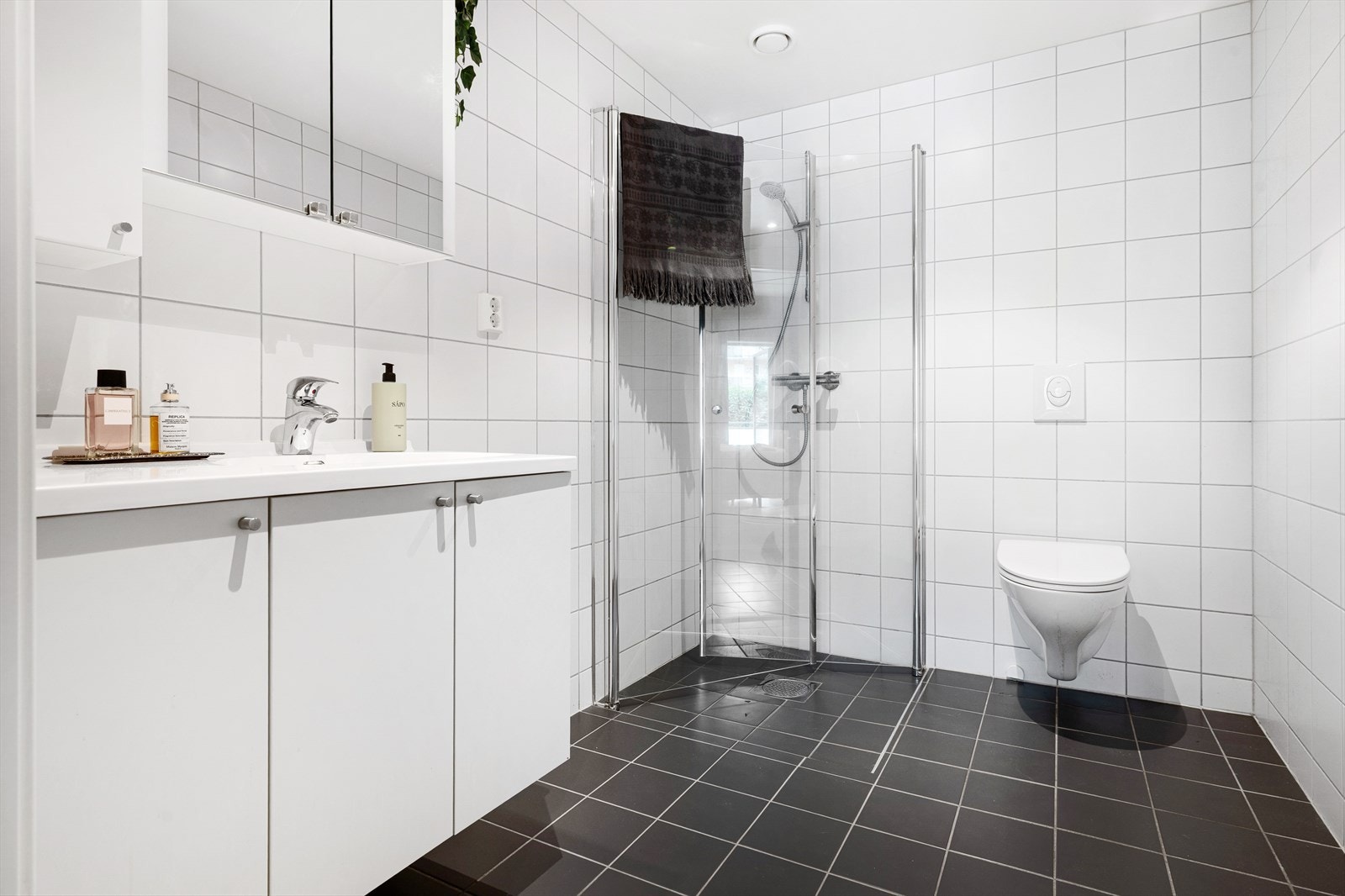 Badet er romslig og har dusjhjørne med innfellbare dusjvegger i herdet glass samt vegghengt wc. Galleribilde