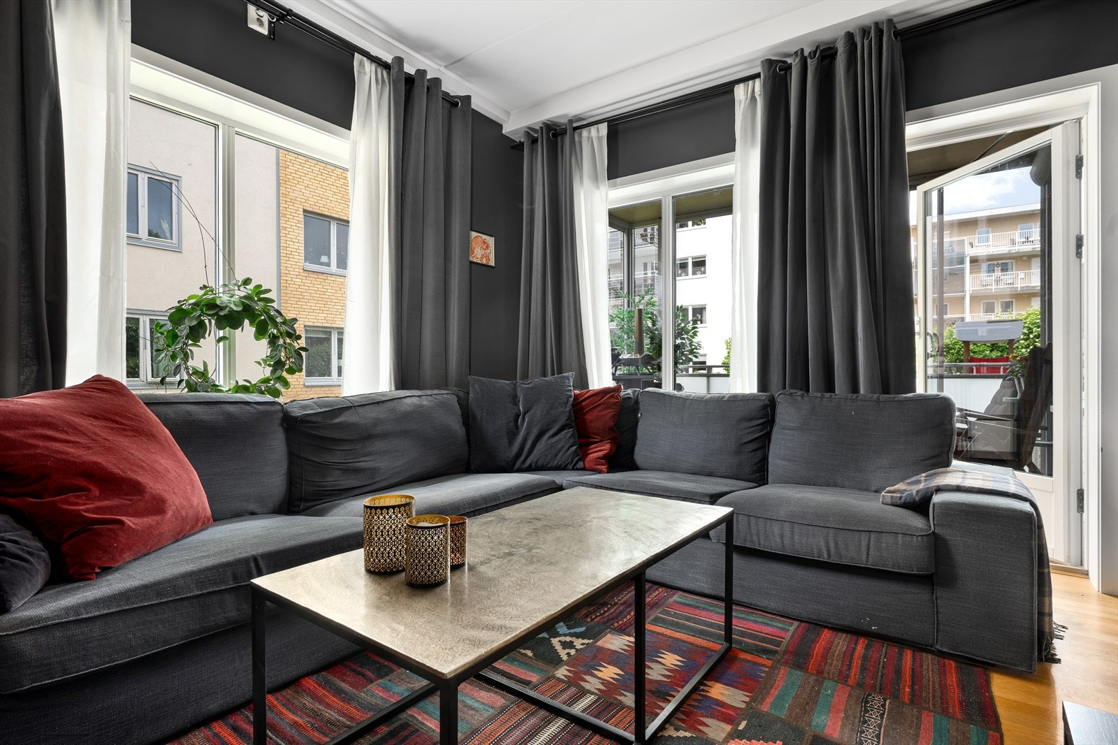 Fra stuen er det utgang til en romslig innglasset terrasse. Galleribilde