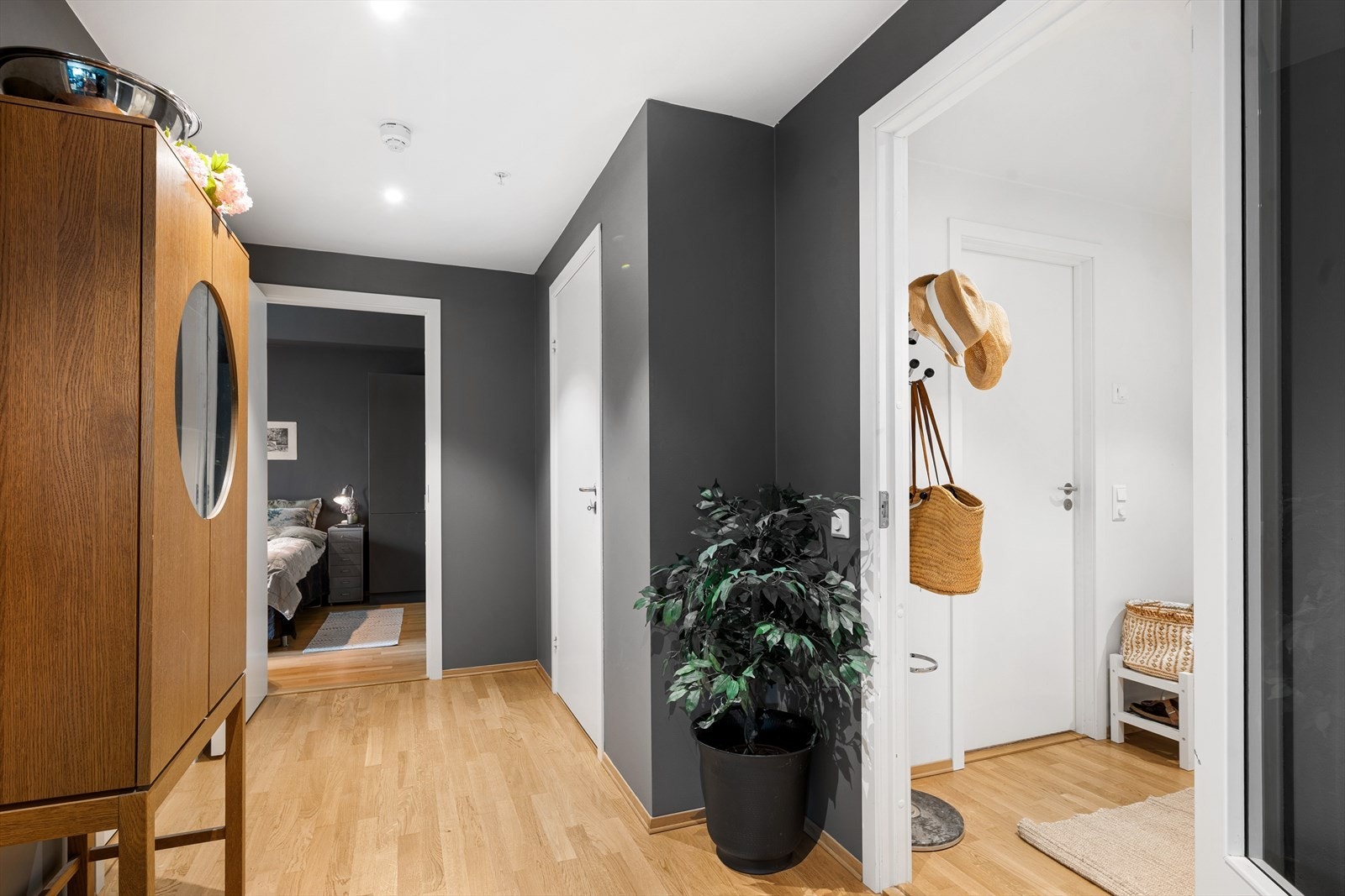 Fra entreen går man videre inn i gang med plass til ytterligere møblement. Det er også lagringsplass i innvendig bodrom i mellomgangen. Galleribilde