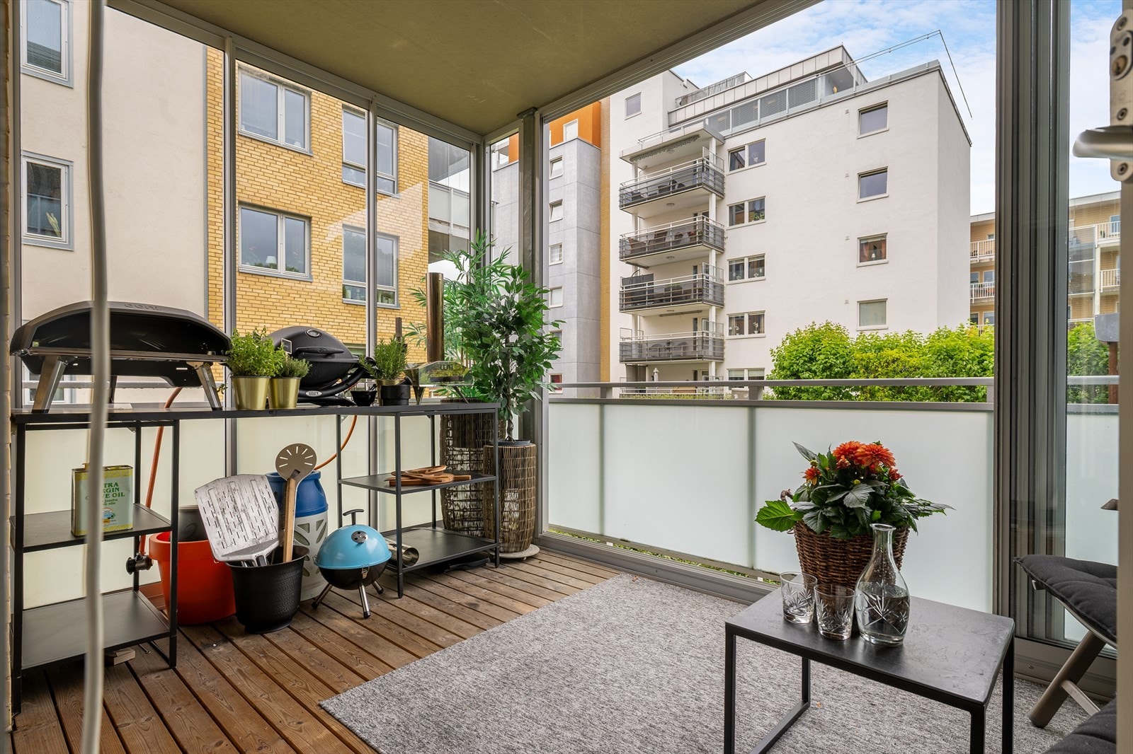 Terrassen er av god størrelse og det er flere møbleringsmuligheter. Galleribilde