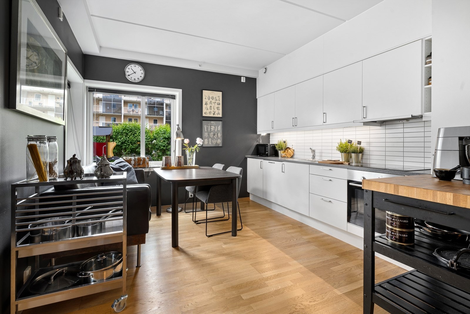 Kjøkkenet er levert av kvalitetsleverandøren Sigdal og fremstår som både moderne og tidløst. Her får du slette fronter i et stilrent uttrykk som gir kjøkkenet et rolig og elegant preg, samtidig som det er enkelt å holde rent og pent i hverdagen. Galleribilde