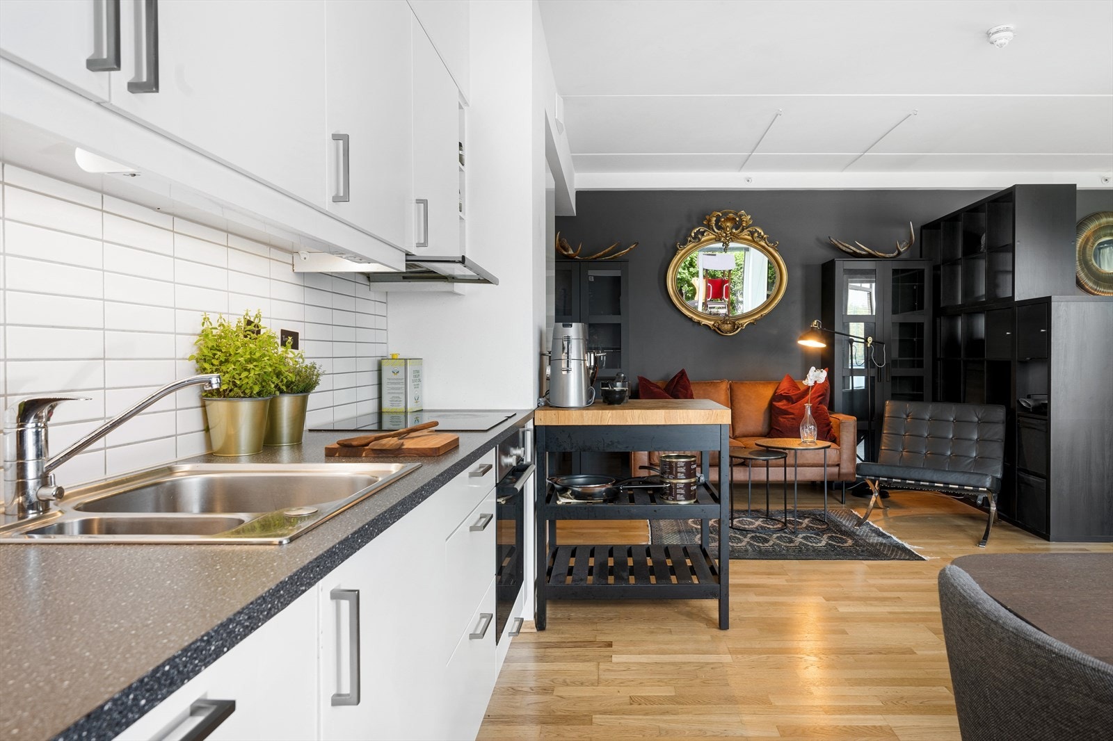 Kjøkkenet er moderne og har god skap- og benkeplass, og ligger i naturlig tilknytning til spiseplassen - perfekt for hyggelige måltider med familie og venner. Videre glir oppholdsrommet sømløst over i stuesonen, hvor det er rikelig plass til sofagruppe. Galleribilde