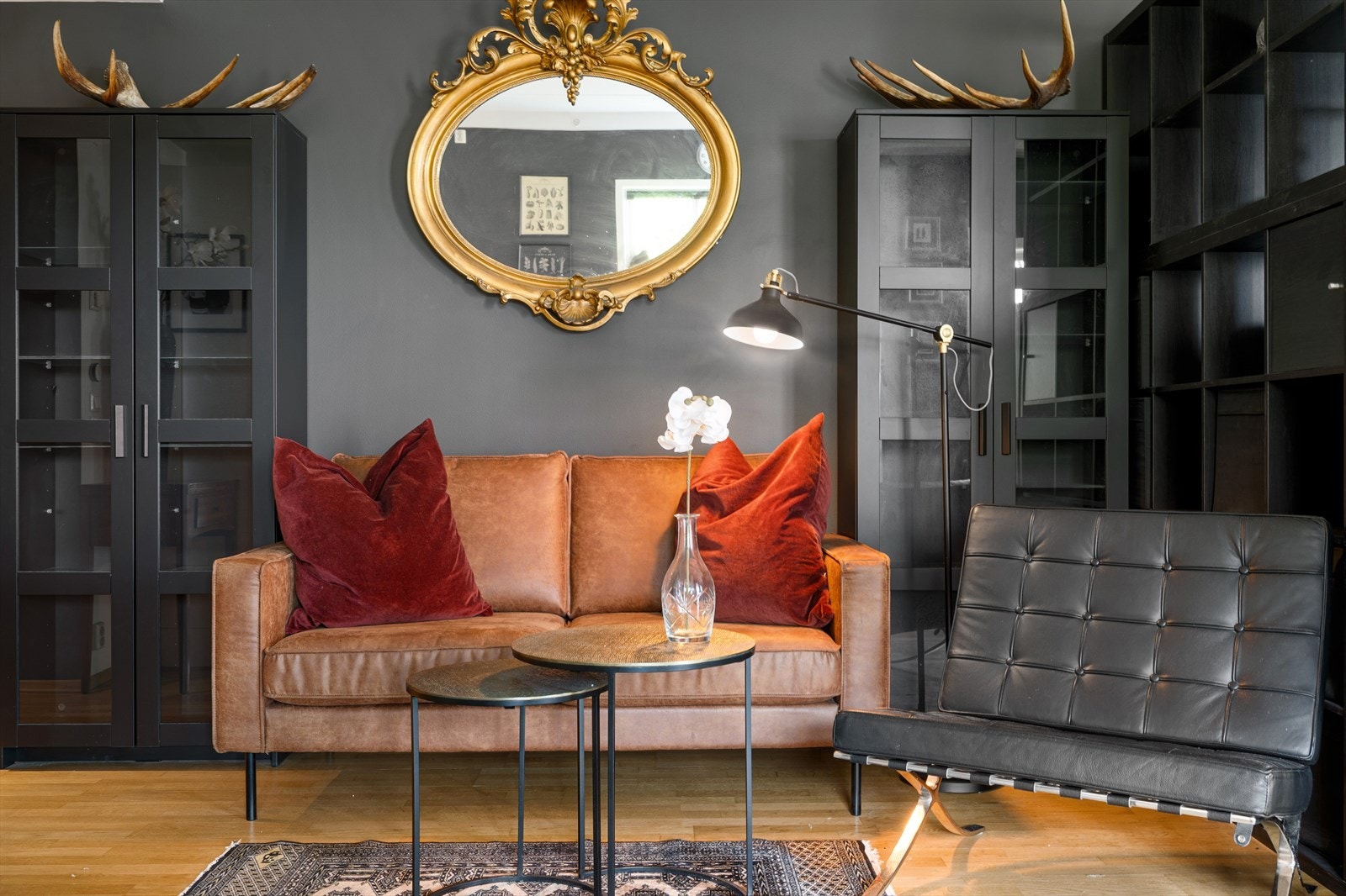 Leiligheten er holdt i en mørk fargenyanse og har 3-stavs parkett på gulv. Galleribilde