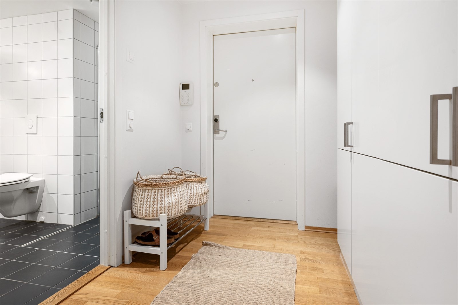 Lysmalt entré hvor det er satt inn garderobeløsning fra Sigdal. Gjennomgående 3-stavs parkettgulv med vannbåren gulvvarme. Galleribilde