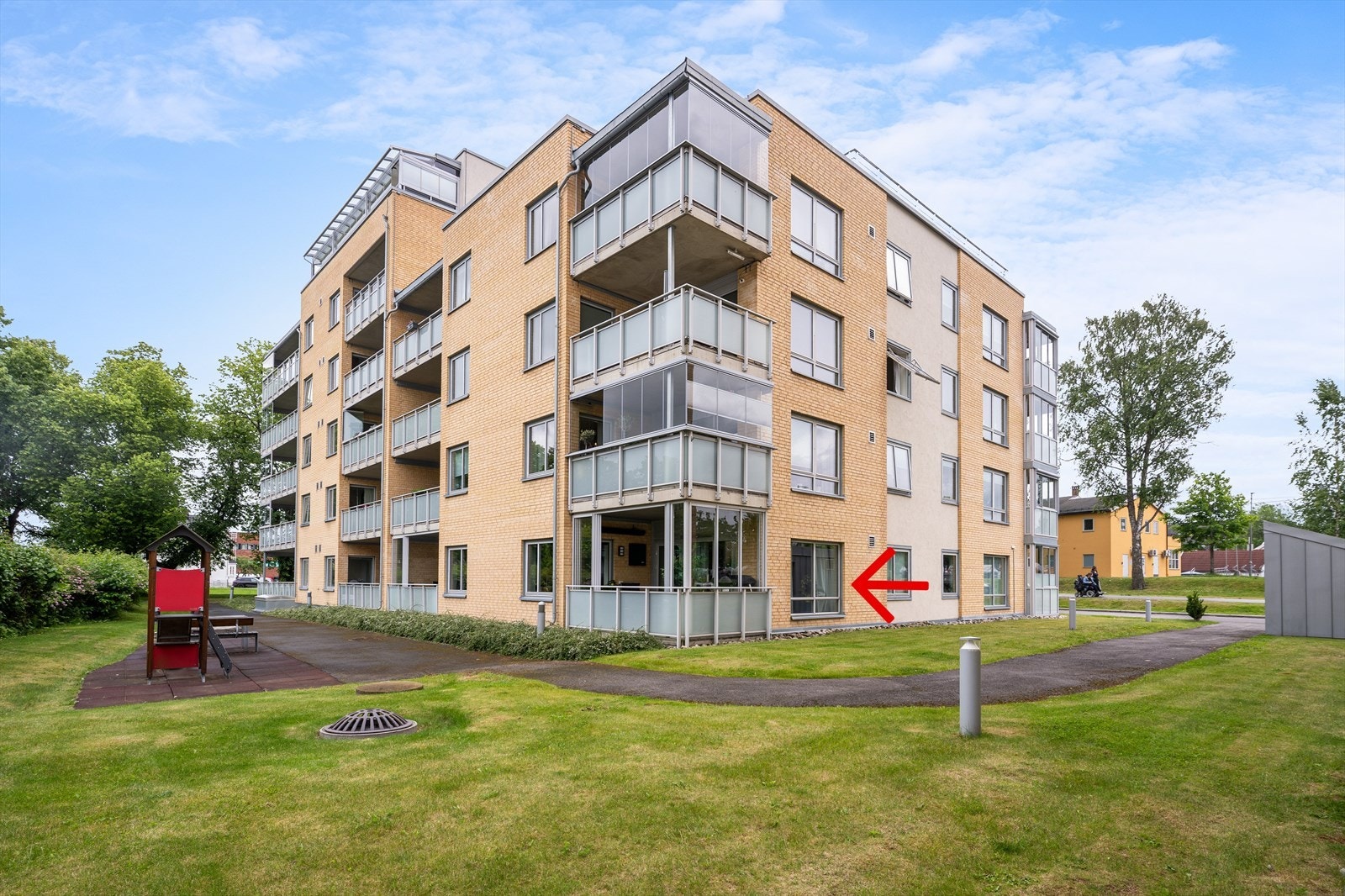Aktiv Eiendomsmegling ved Solveig Granlund har gleden av å presentere Sørumsandveien 85, en sentral og romslig 4-roms leilighet i sentrum av Sørumsand. Galleribilde