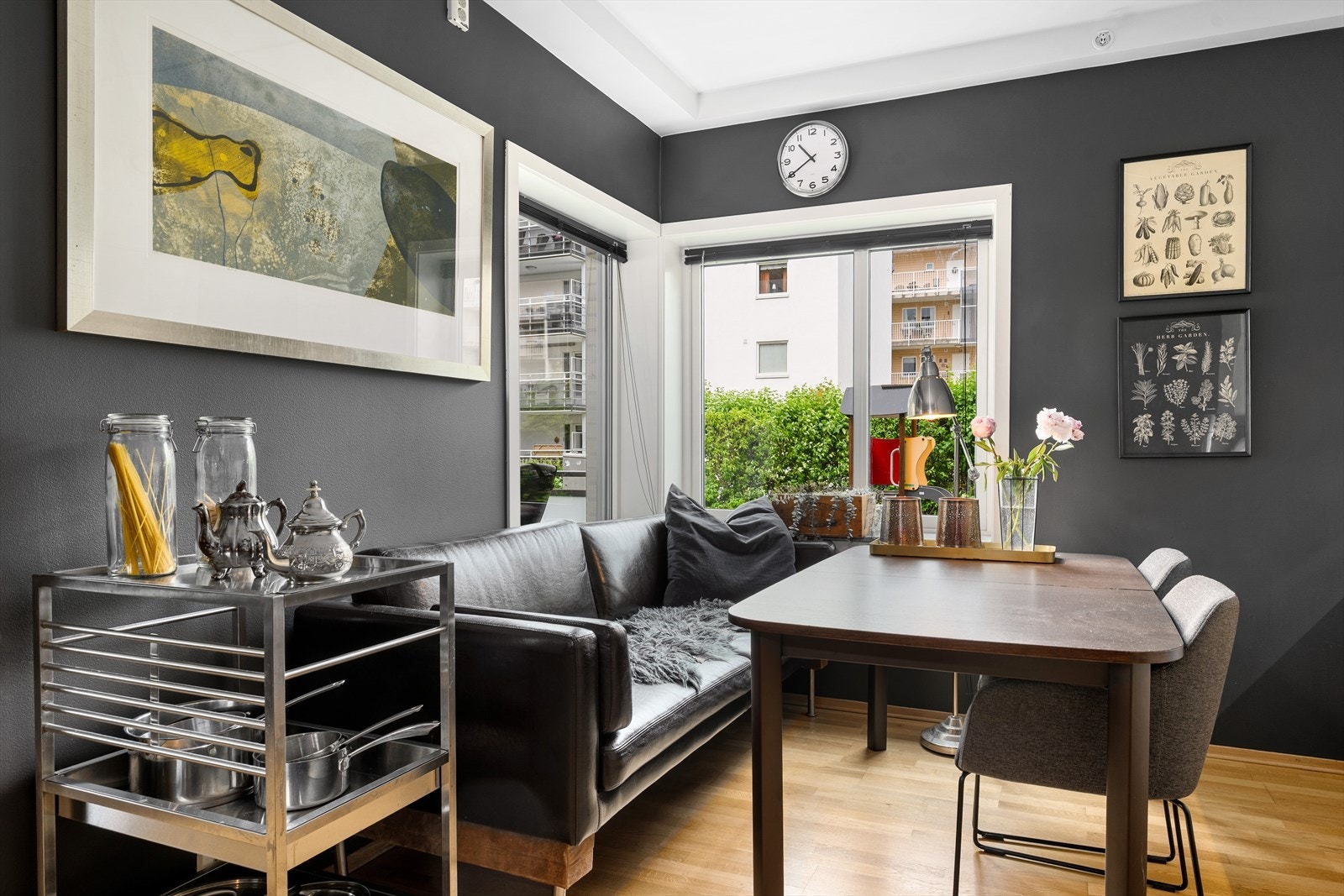 I direkte tilknytning til det moderne Sigdal-kjøkkenet finner du en romslig og innbydende spisestue, perfekt plassert for å samle familie og venner til både hverdagsmiddager og festlige anledninger. Galleribilde