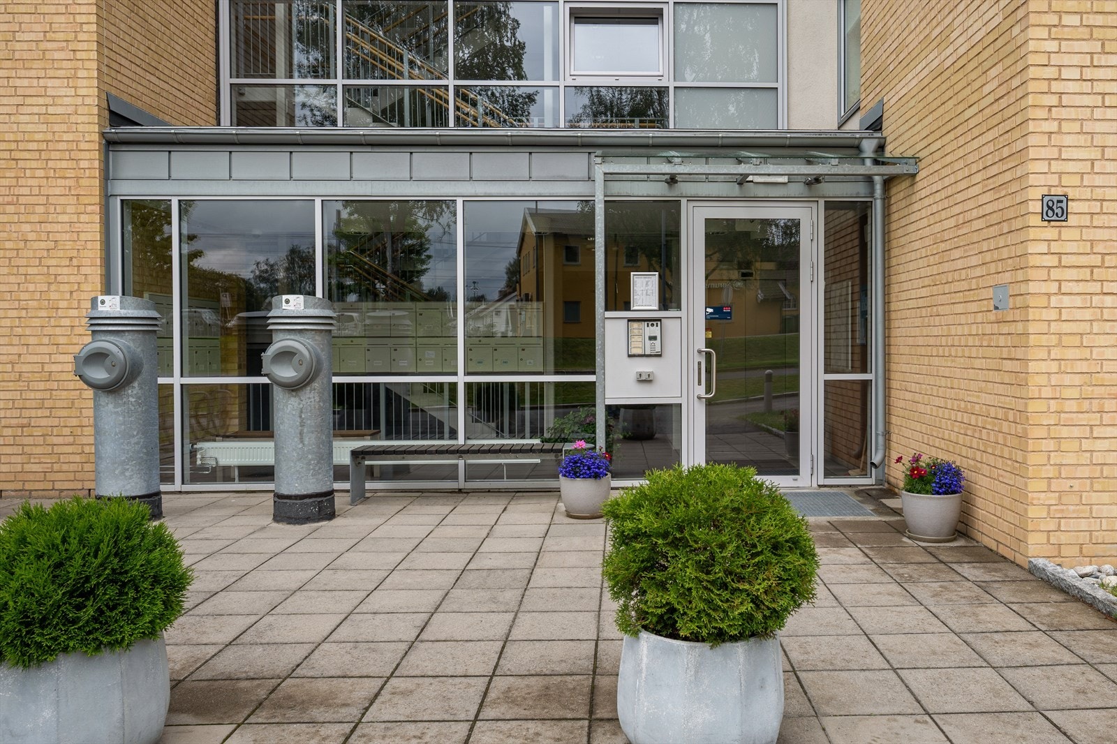 Leiligheten ligger i boligblokkens 1. etasje i trivelige Egebergkvartalet boligsameie. Det er heisadkomst i bygget og togstasjon samt sentrumskjernen ligger kun et steinkast unna. Galleribilde