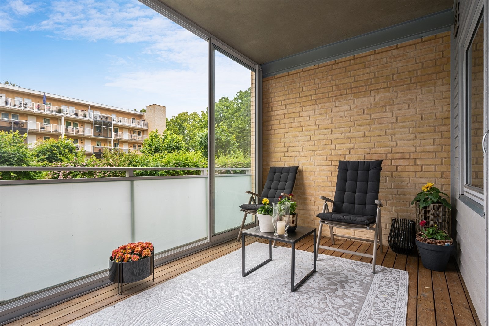 Terrassen er av god størrelse og er innglasset med praktiske skyvedører som gjør det enkelt å åpne opp på varme sommerdager. Galleribilde