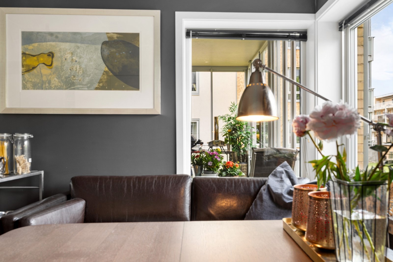Store vindusflater sørger for rikelig med dagslys, som sammen med den lyse innredningen gir en lun og trivelig atmosfære. Galleribilde