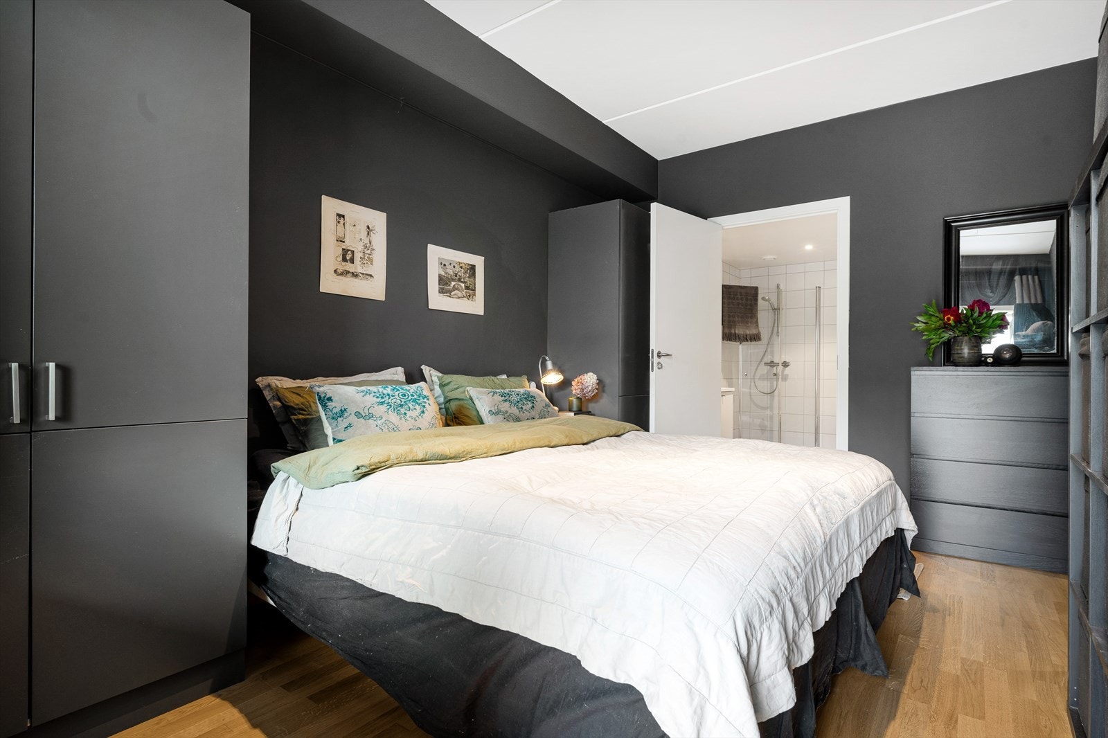 Hovedsoverom ligger i suiteløsning med baderom nr. 2. Galleribilde
