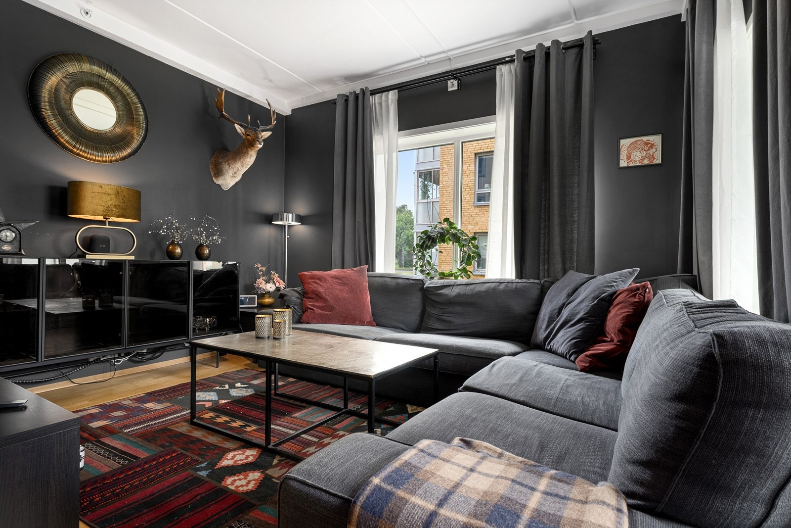Med gjennomtenkte romdelere får du en tydelig inndeling av rommet, som gjør det enkelt å skape både spiseplass, TV-stue og eventuelt hjemmekontor, uten at det går på bekostning av den åpne følelsen. Galleribilde