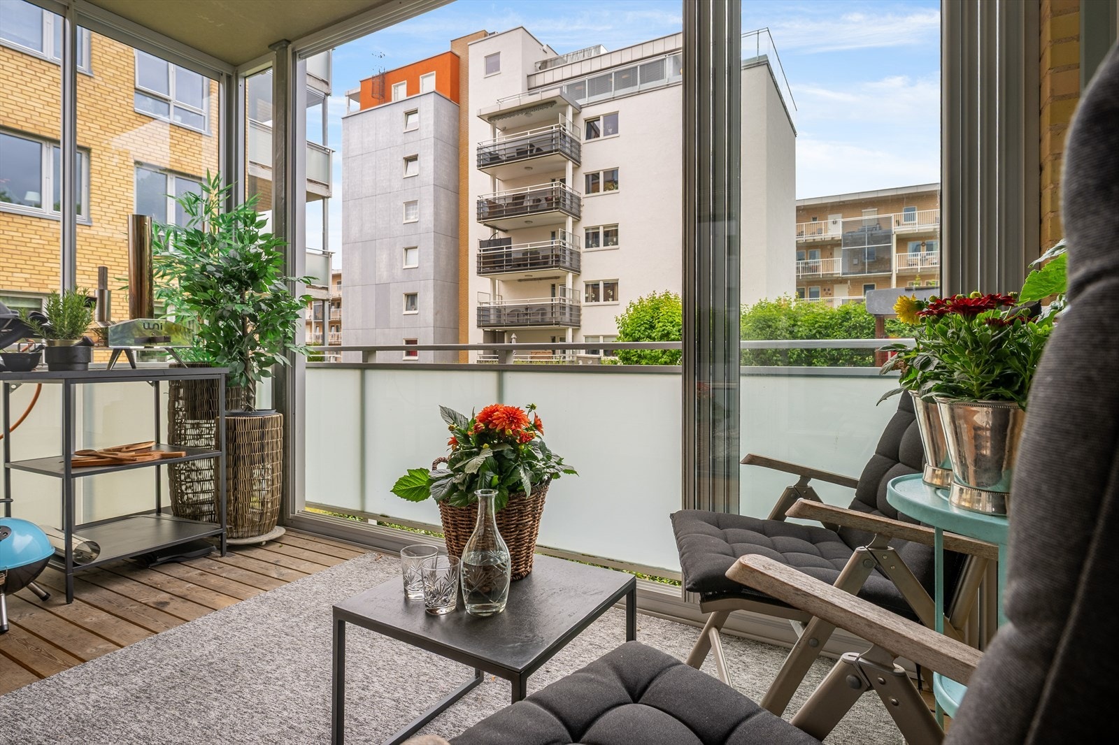 Fra stuen er det utgang til en romslig, innglasset terrasse med attraktiv hjørneplassering. Her får du en lun og skjermet uteplass som kan brukes store deler av året - perfekt for både rolige morgenkaffer og hyggelige kvelder med familie og venner. Galleribilde