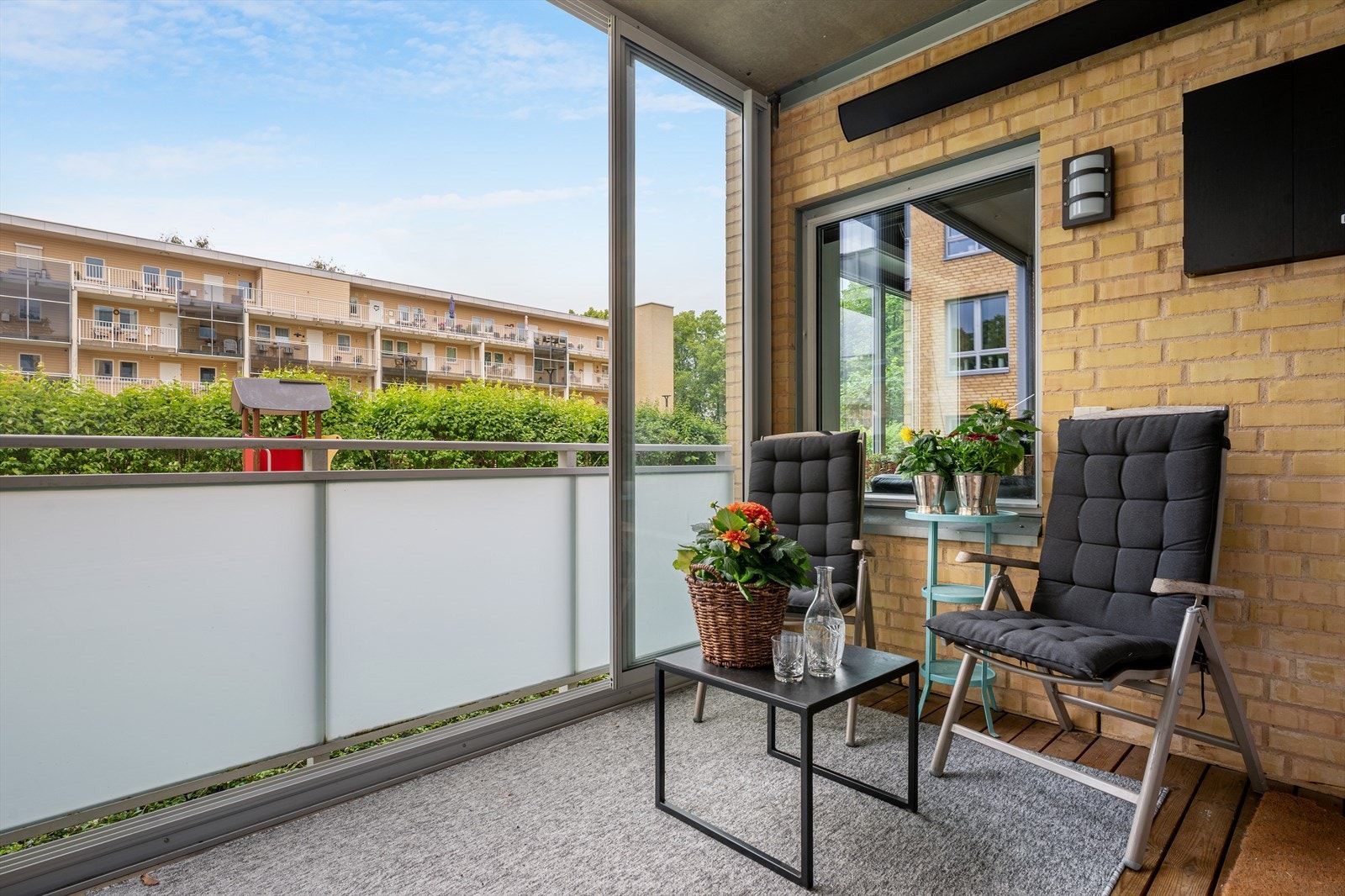 De store glassflatene slipper inn rikelig med lys og kan åpnes opp på varme dager, eller holdes lukket når været krever det. Her kan du nyte følelsen av å sitte ute - uansett sesong. Galleribilde