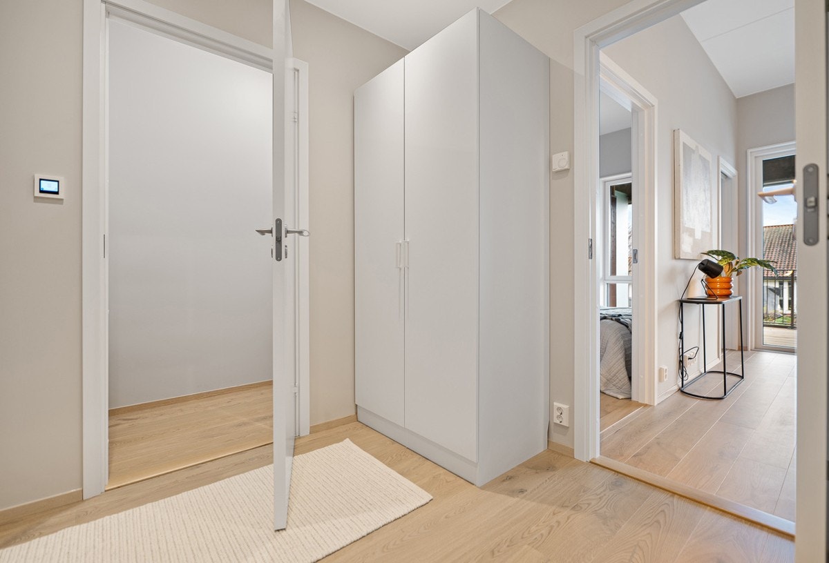 Leiligheten er malt i nøytrale tidsriktige farger. Galleribilde