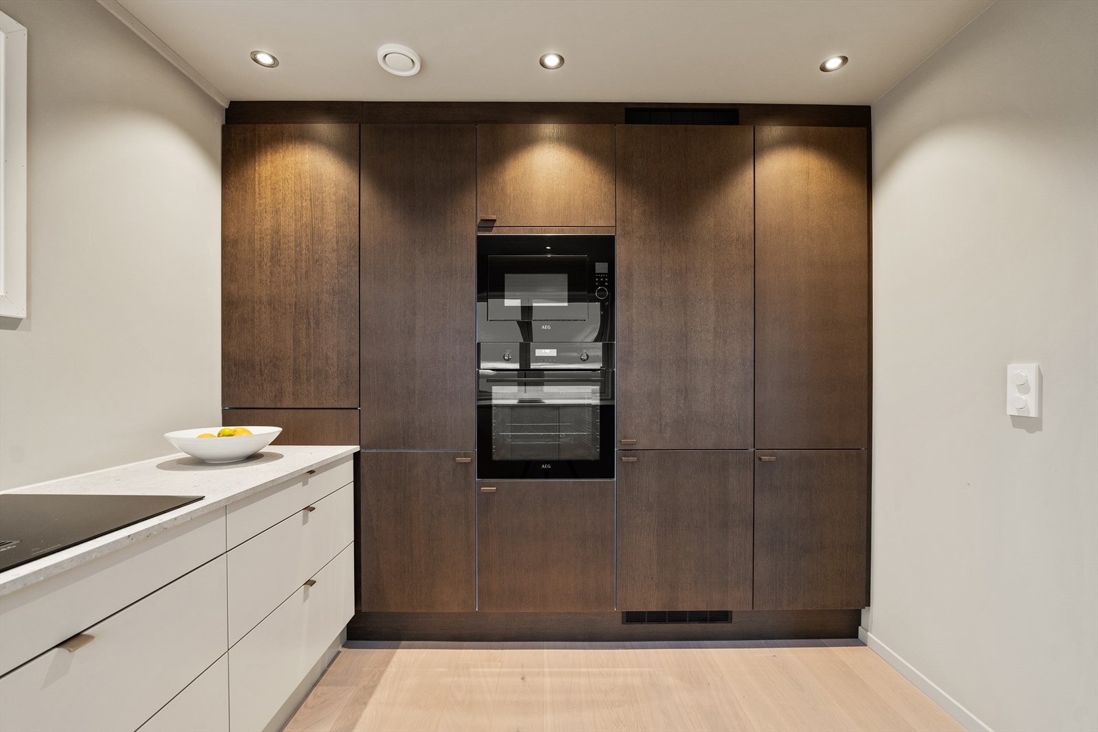 Dette stilrene kjøkkenet inkluderer komfyr, steketopp, oppvaskmaskin og kjøle-/fryseskap. Galleribilde